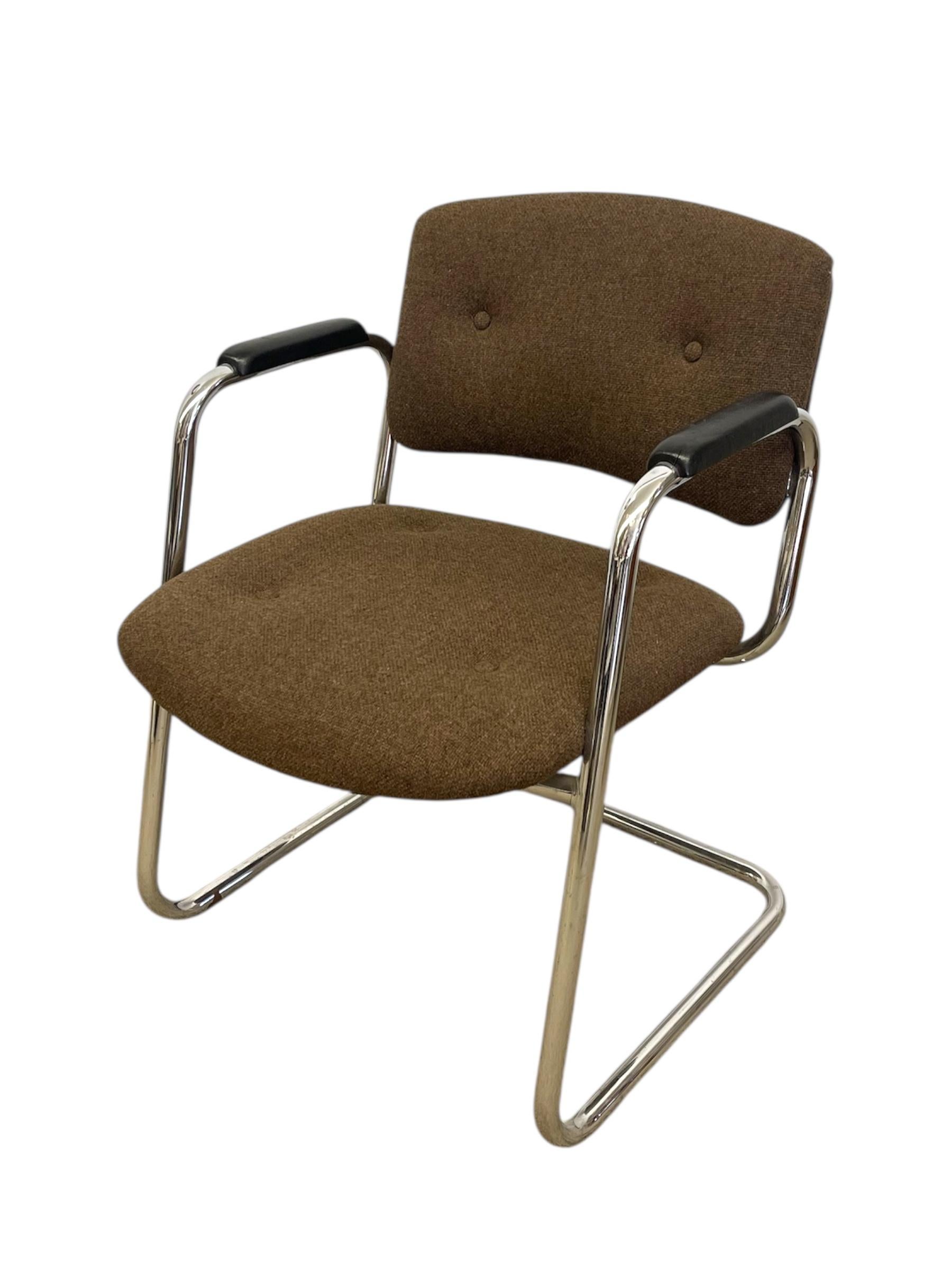 Mid-Century moderno Poltrona a sbalzo vintage cromata - Sedia da ufficio o da salotto di metà secolo in vendita