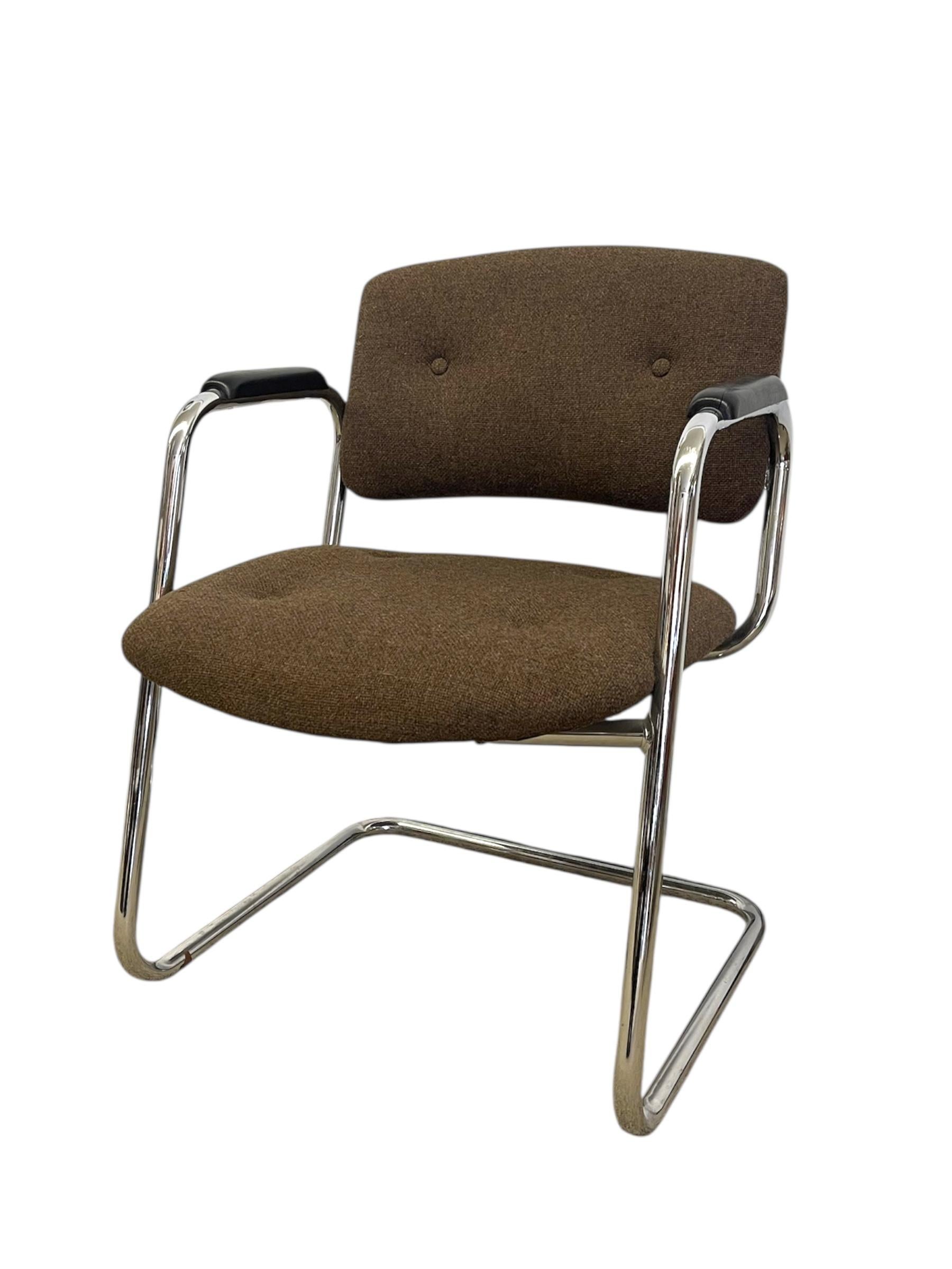 Cromo Poltrona a sbalzo vintage cromata - Sedia da ufficio o da salotto di metà secolo in vendita