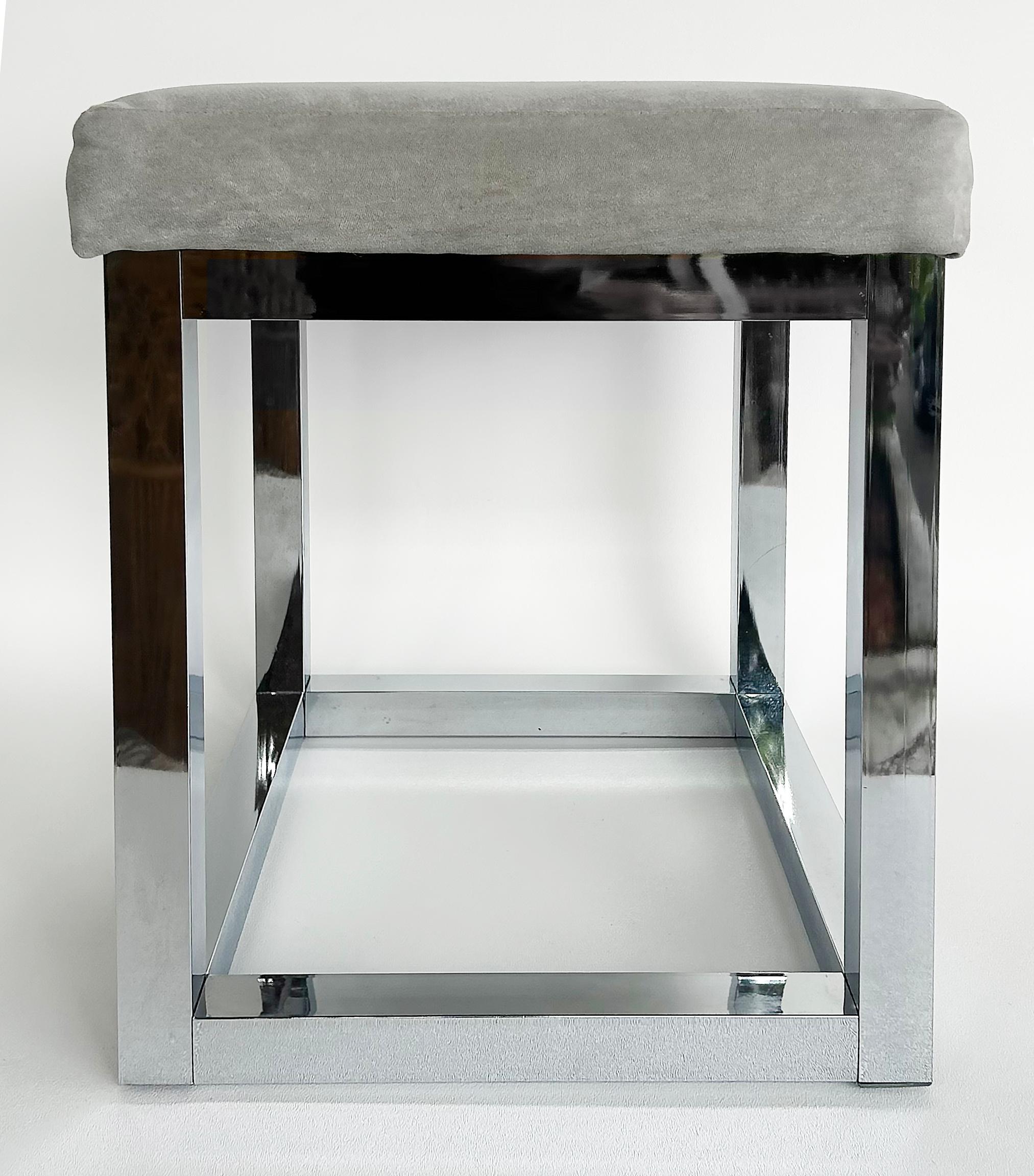 Sgabello imbottito Vintage By,  Stile moderno di metà secolo

In vendita c'è uno sgabello vintage in stile metà secolo moderno cromato e imbottito risalente alla fine del XX secolo.  Lo sgabello è in buone condizioni, ma potrebbe essere rivestito in