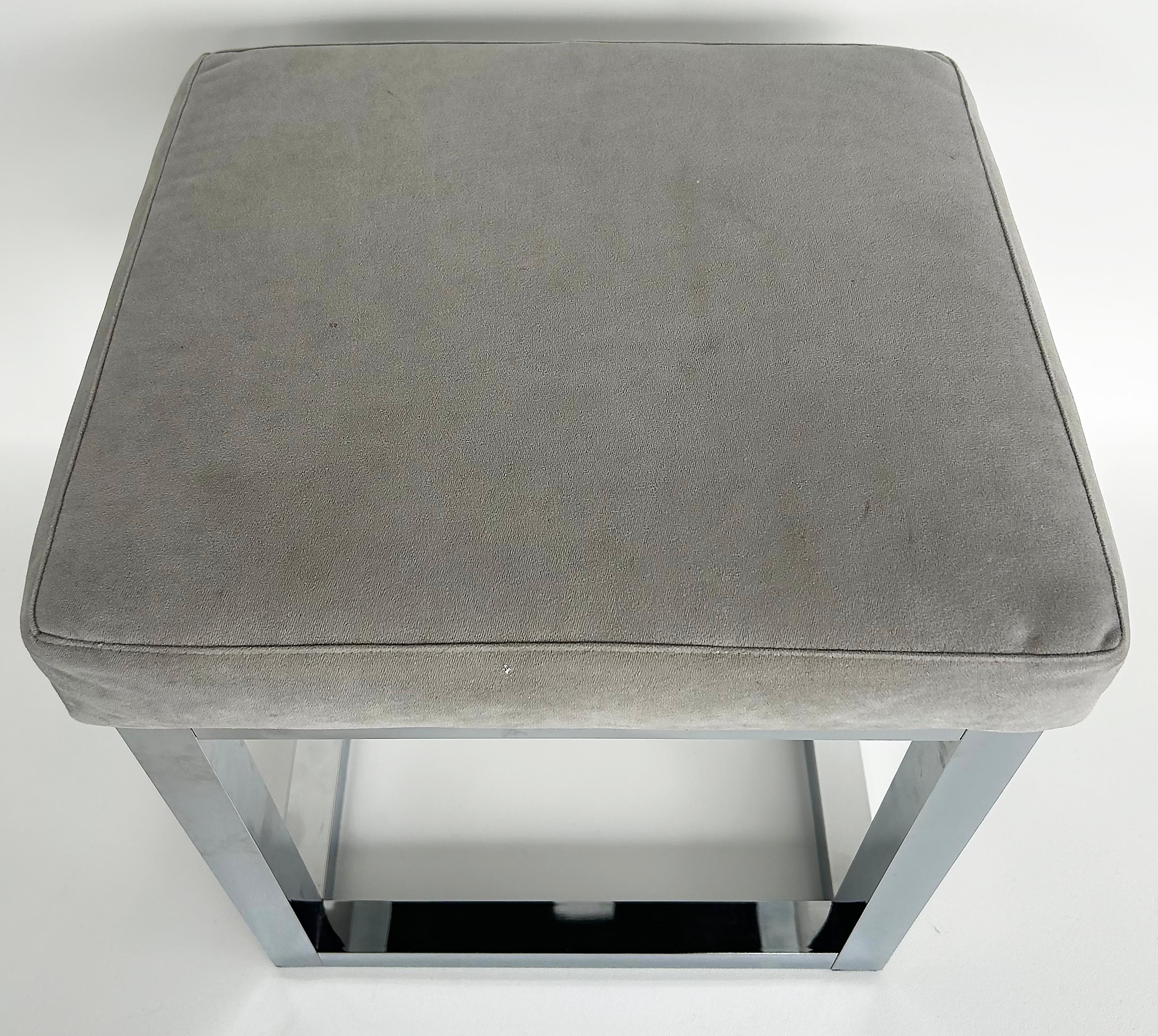 Sgabello imbottito cromato d'epoca, stile moderno di metà secolo In condizioni buone in vendita a Miami, FL