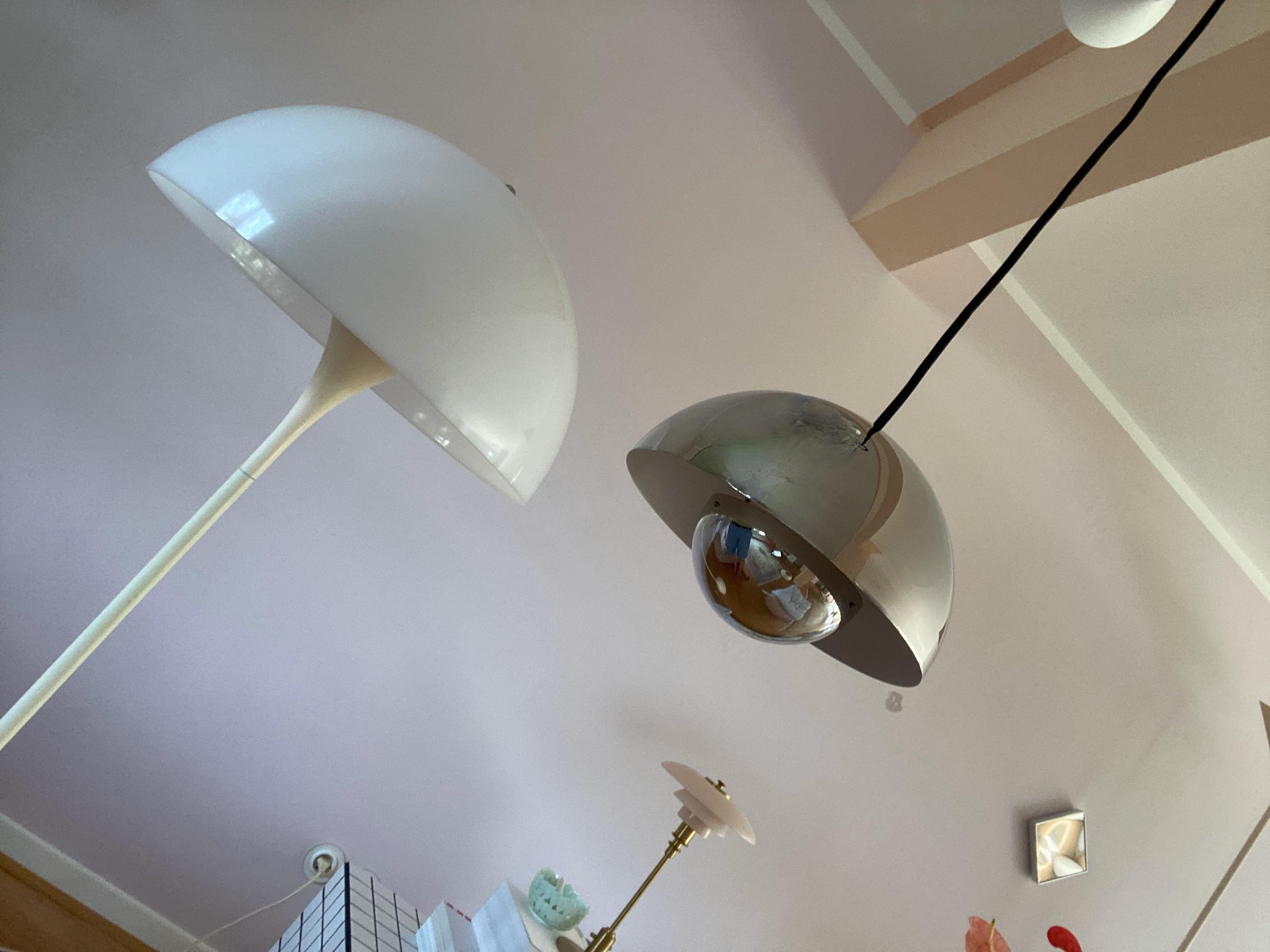 Très belle lampe pendante pot de fleur chromée designée par Verner Panton en 1968 produite par Louis Poulsen, fabriquée au Danemark. La lampe est en bon état. Aucune pièce manquante, avec cordon électrique en tissu neuf. 
Avec 1x E26/27 douilles à