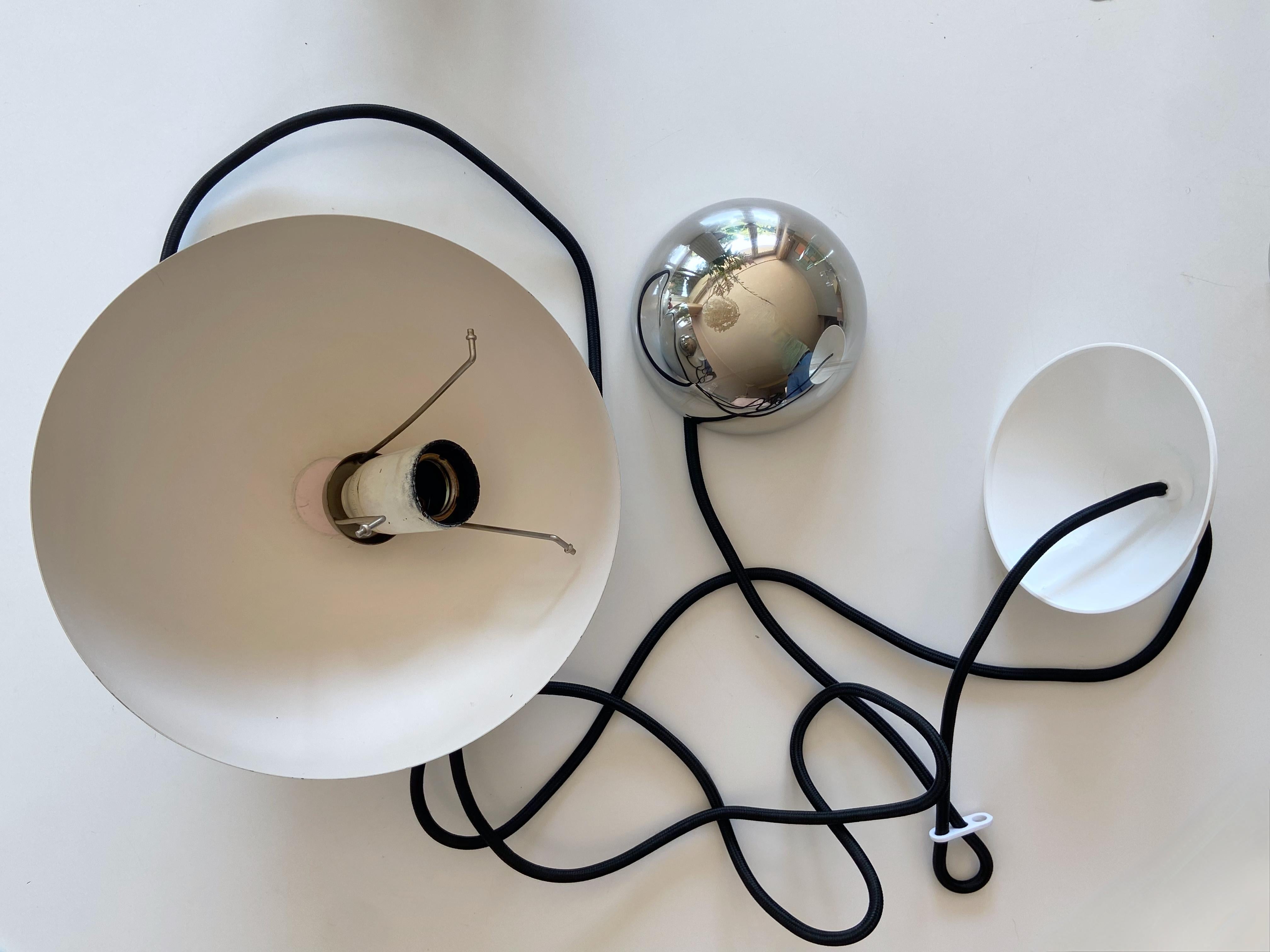 Lampe à suspension vintage chromée Verner Panton en forme de pot de fleurs en émail de Louis Poulsen État moyen - En vente à Krefeld, DE