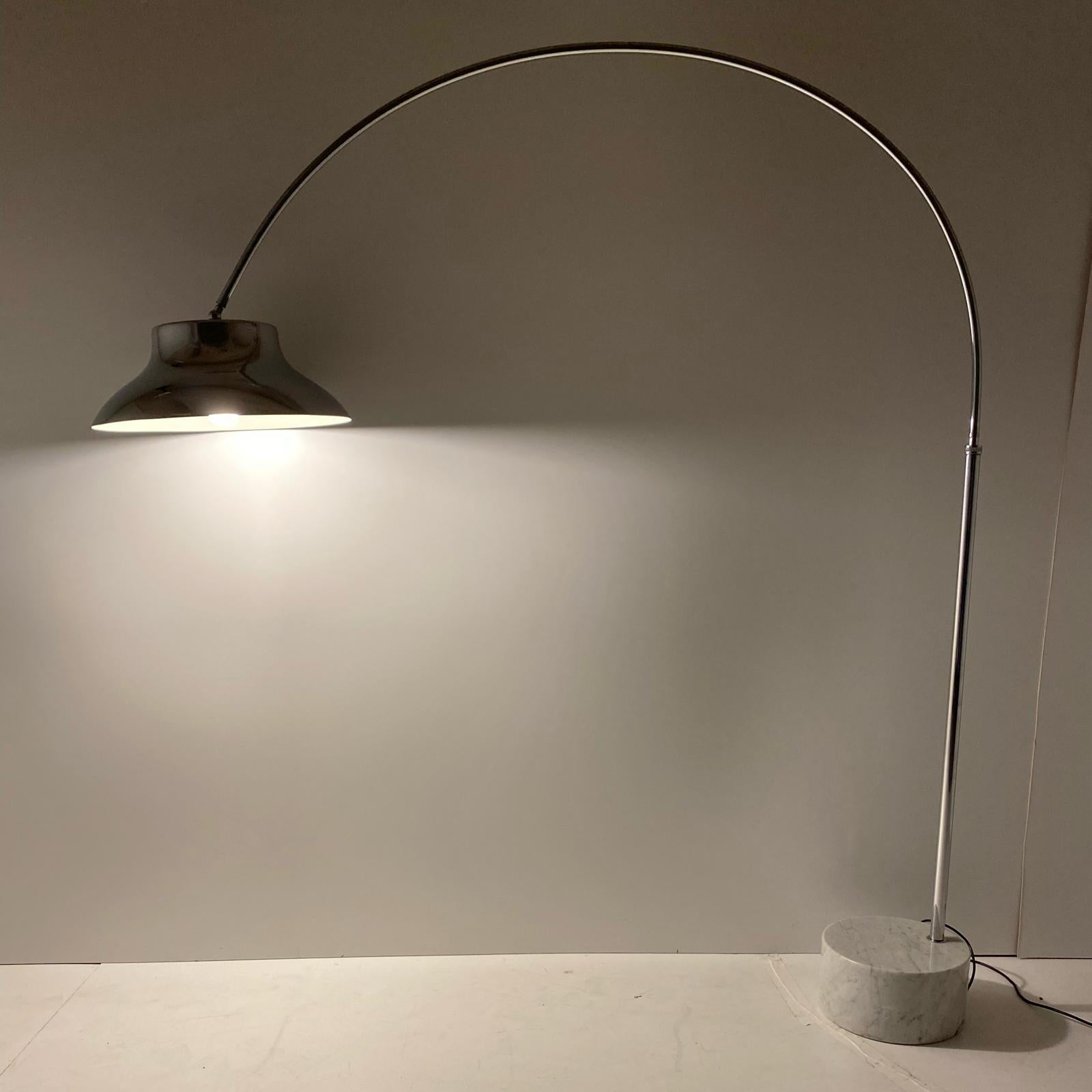 Xetra große verchromte Bogenlampe, hergestellt in Italien in den 1960er Jahren. Sockel aus Carrara-Marmor mit verchromtem Gestell und Schirm.

Flexible und verstellbare Stange, die vor- und zurückbewegt werden kann. Auch die Höhe reicht von