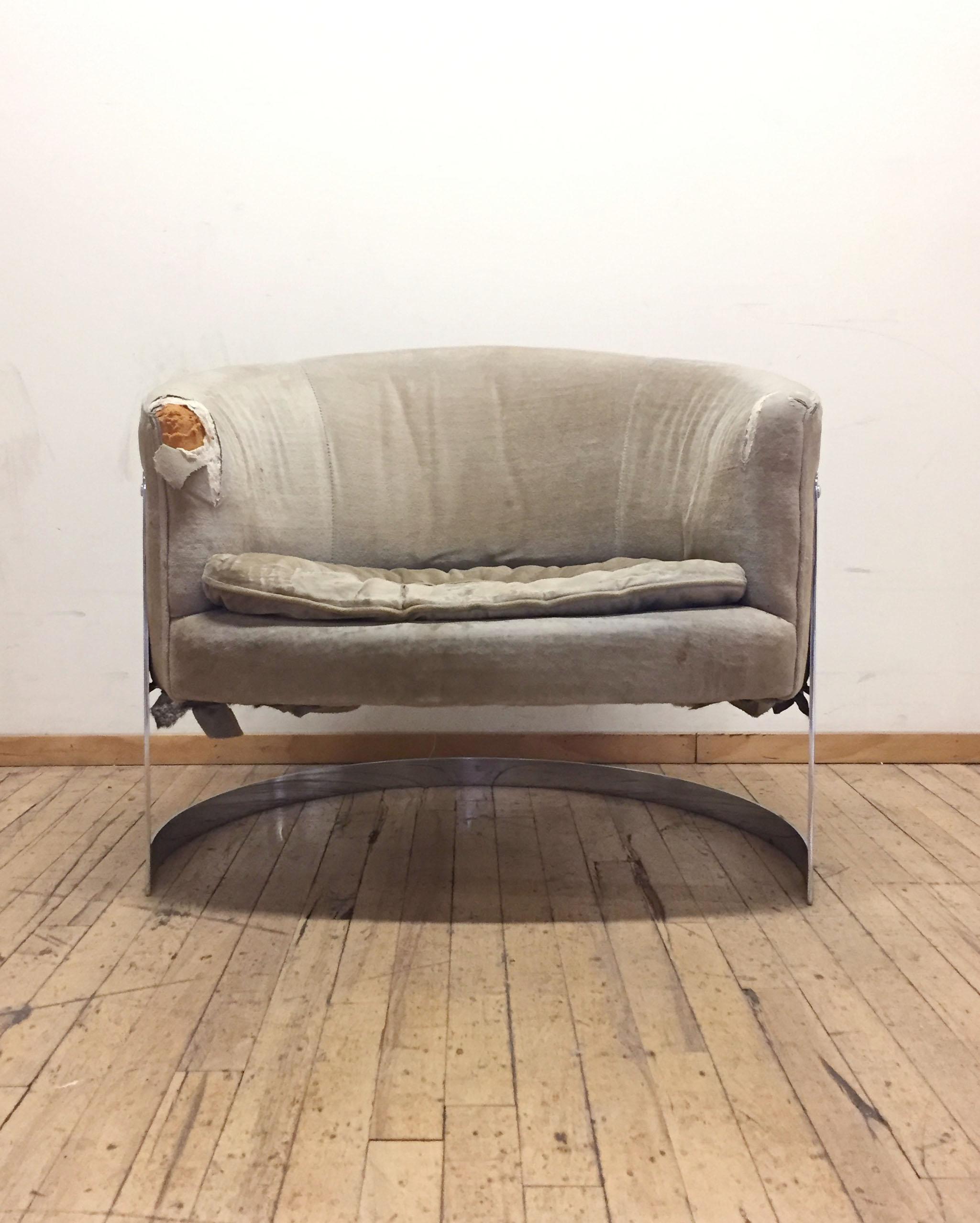Chaise de salon Mod U-form à dossier en tonneau en acier massif. Il a besoin d'être retapissé. Attribué à  Milo Baughman. 

Besoin de confirmer les dimensions.