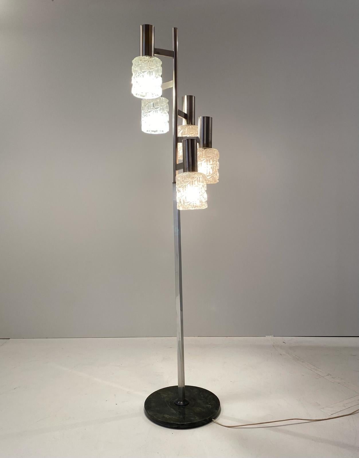 Lampadaire vintage, design italien du milieu des années 1960.
L'article est composé d'une base en fer noir et d'un mât en fer chromé avec cinq spots de lumière en verre raffiné. Une fois allumée, la lampe produit un bel effet de lumière. Les parties