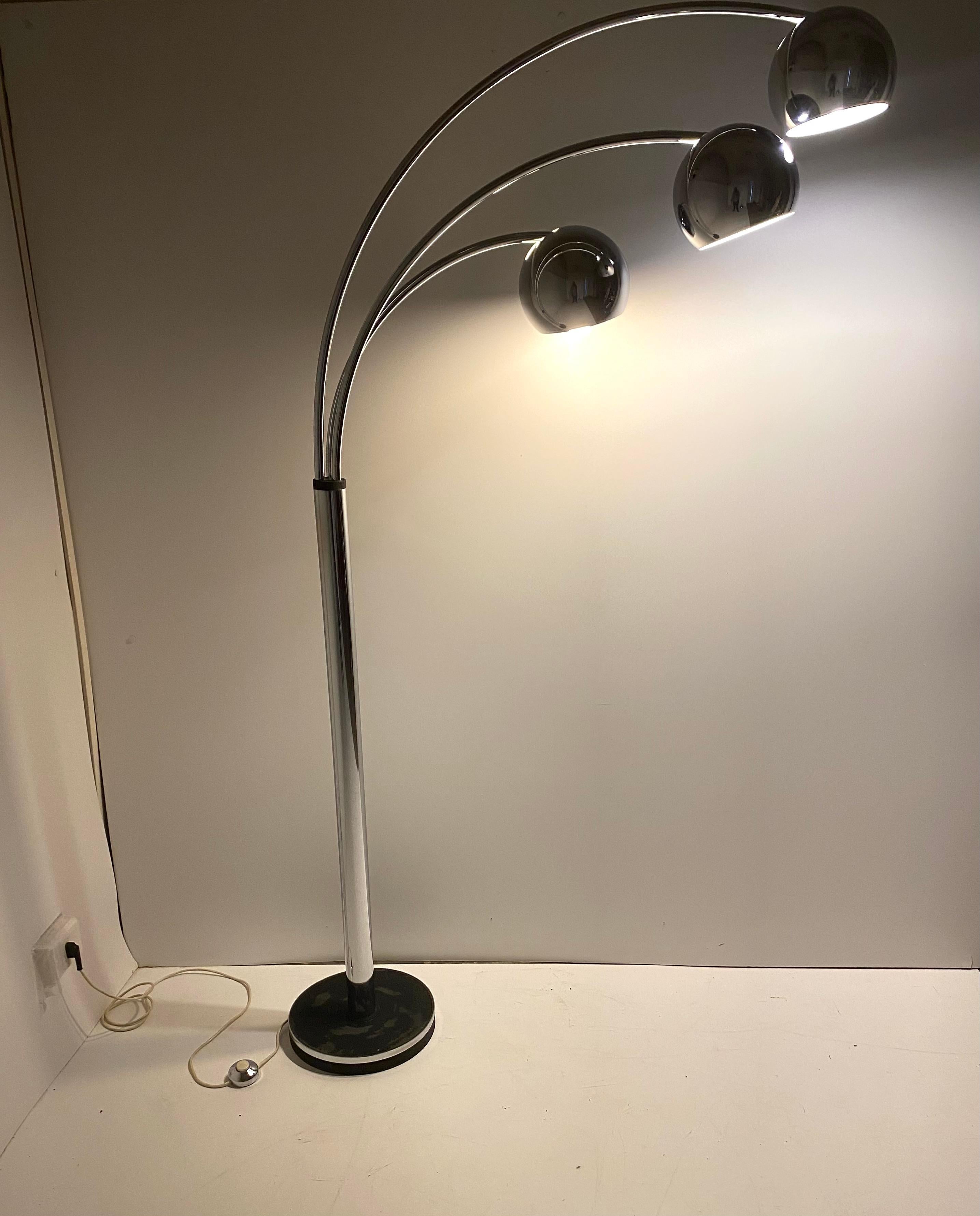 Space Age Vintage chromed floor lamp with flexible lights spots, Reggiani, Italy 1960s For Sale