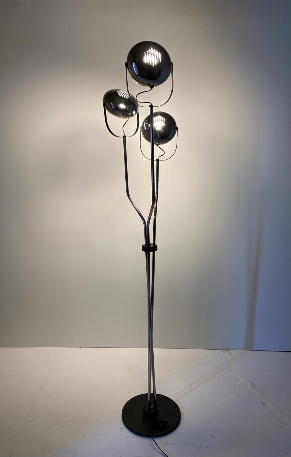Vintage chromed floor lamp with three adjustable lights spots, Reggiani 1960s In Good Condition For Sale In Ceglie Messapica, IT