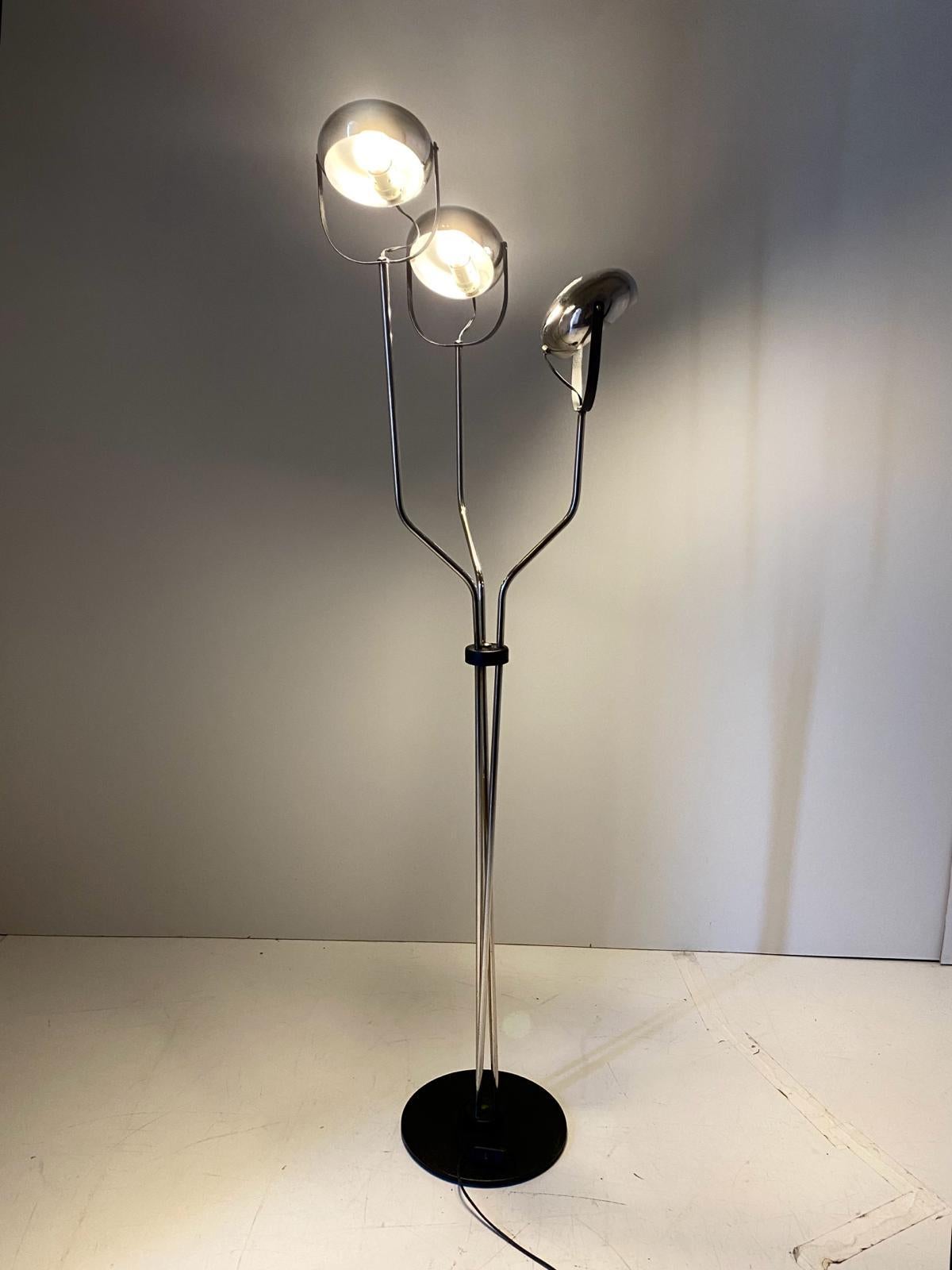 Mid-20th Century Vintage chromed floor lamp with three adjustable lights spots, Reggiani 1960s For Sale