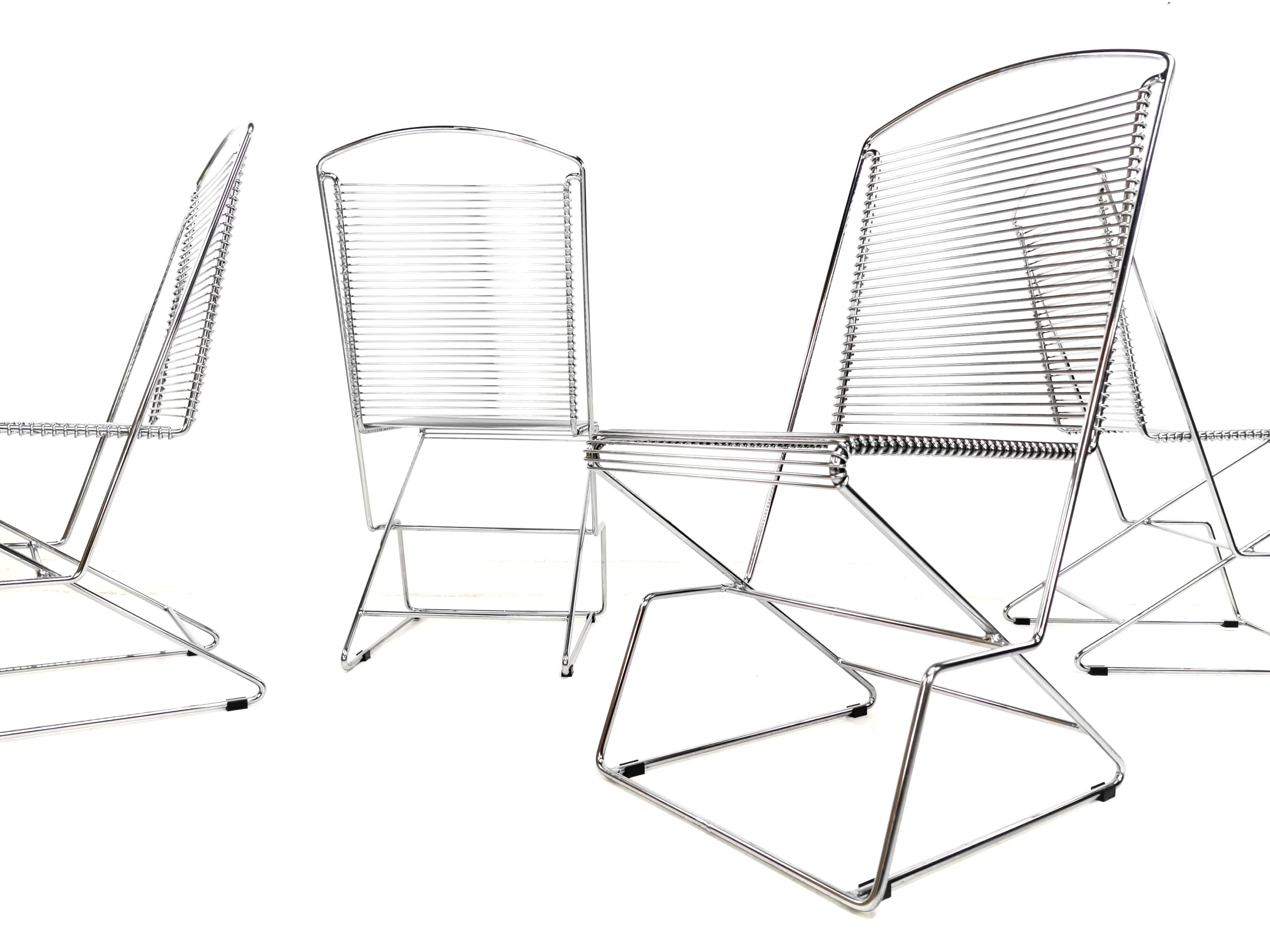 Wire chairs by Till Behrens for Schlubach 

A set of four 1980s chromed steel wire chairs Kreuzschwinger by Till Behrens, Germany. 

