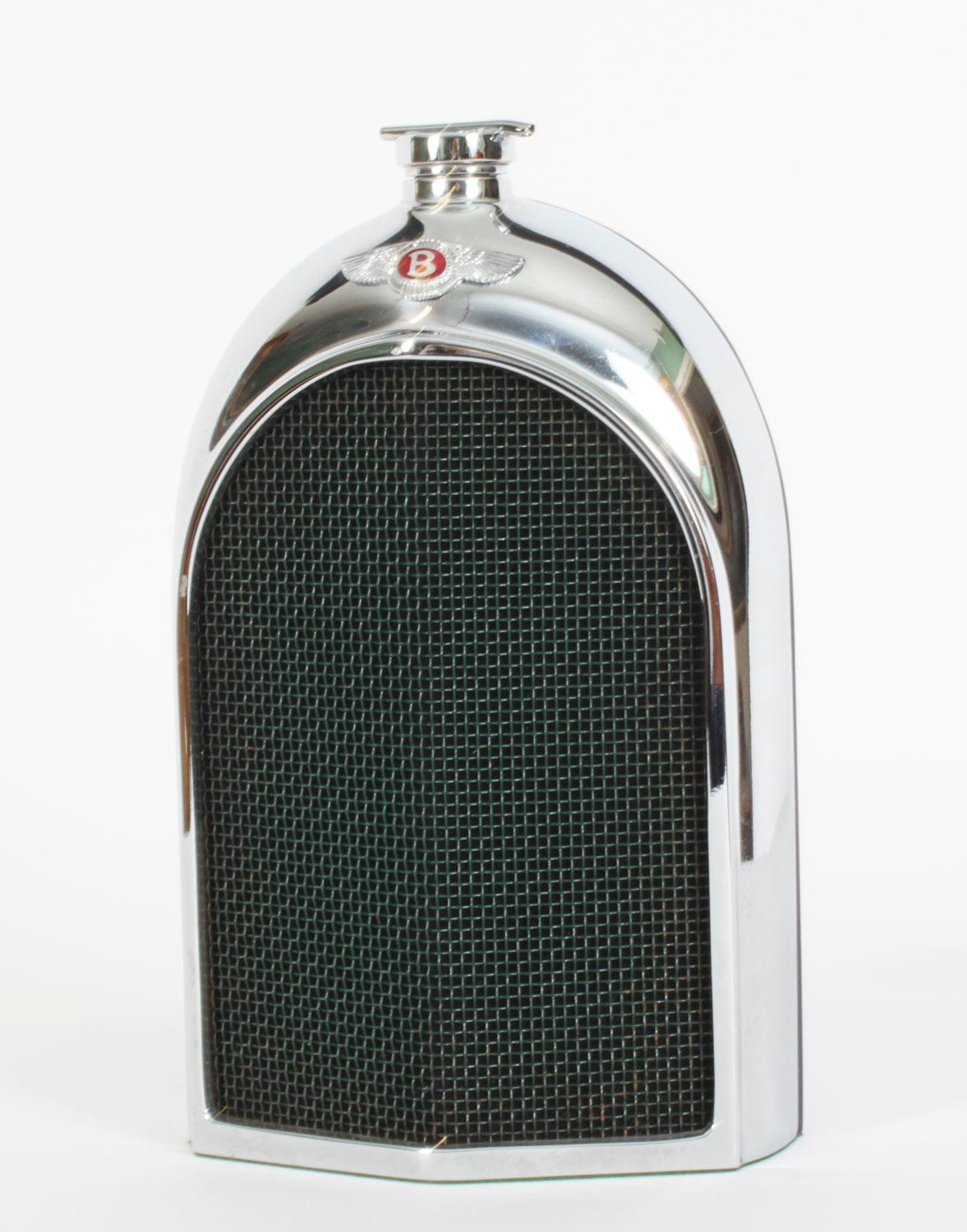 Il s'agit d'une carafe à alcool chromée iconique en forme de radiateur de voiture classique Bentley avec bouchon à vis, datant de la fin du 20e siècle.

Ceux-ci étaient vendus par des établissements de vente au détail haut de gamme tels que Harrods