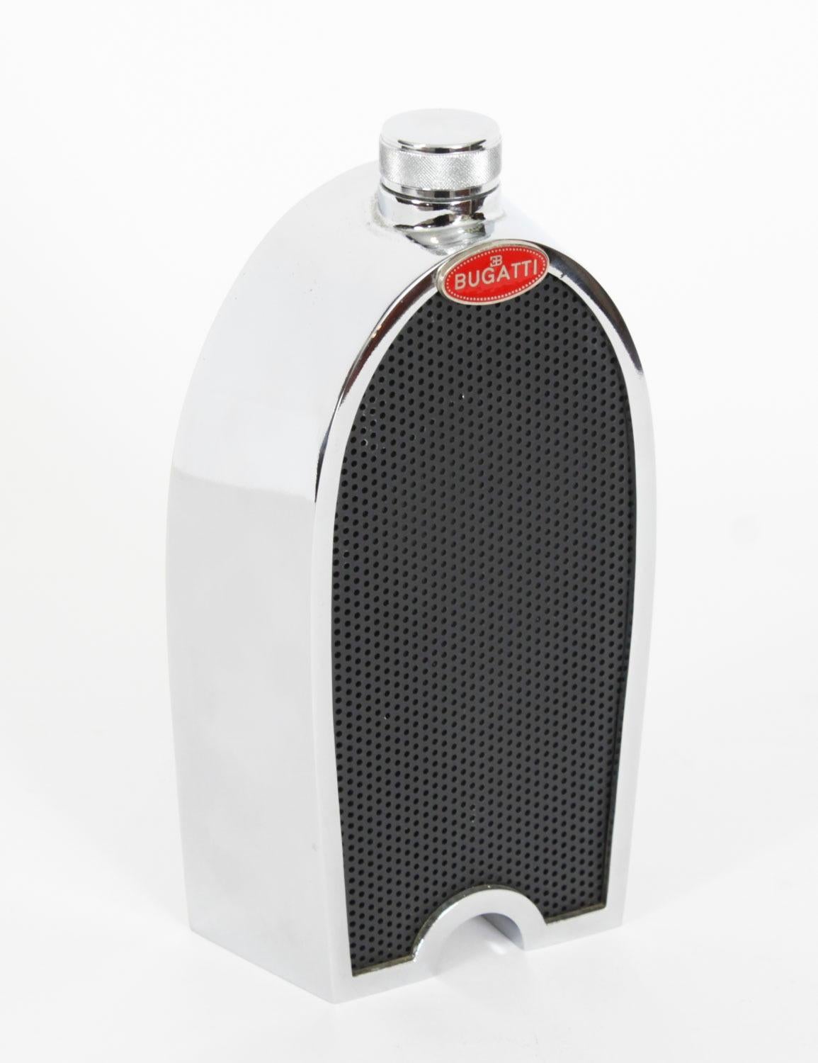 Il s'agit d'une carafe à alcool chromée en forme de radiateur Bugatti, datant de la fin du 20e siècle.

Ceux-ci étaient vendus par des établissements de vente au détail haut de gamme tels que Harrods de Londres.

Le boîtier est en métal chromé lourd