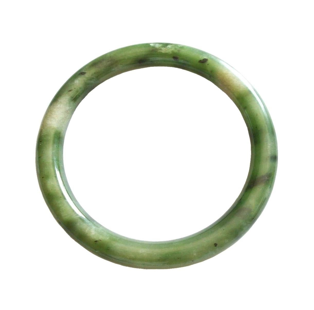 Vintage Chrysoprase Quartz Bangle - Mid 20th Century In Good Condition For Sale In Chatham, CA