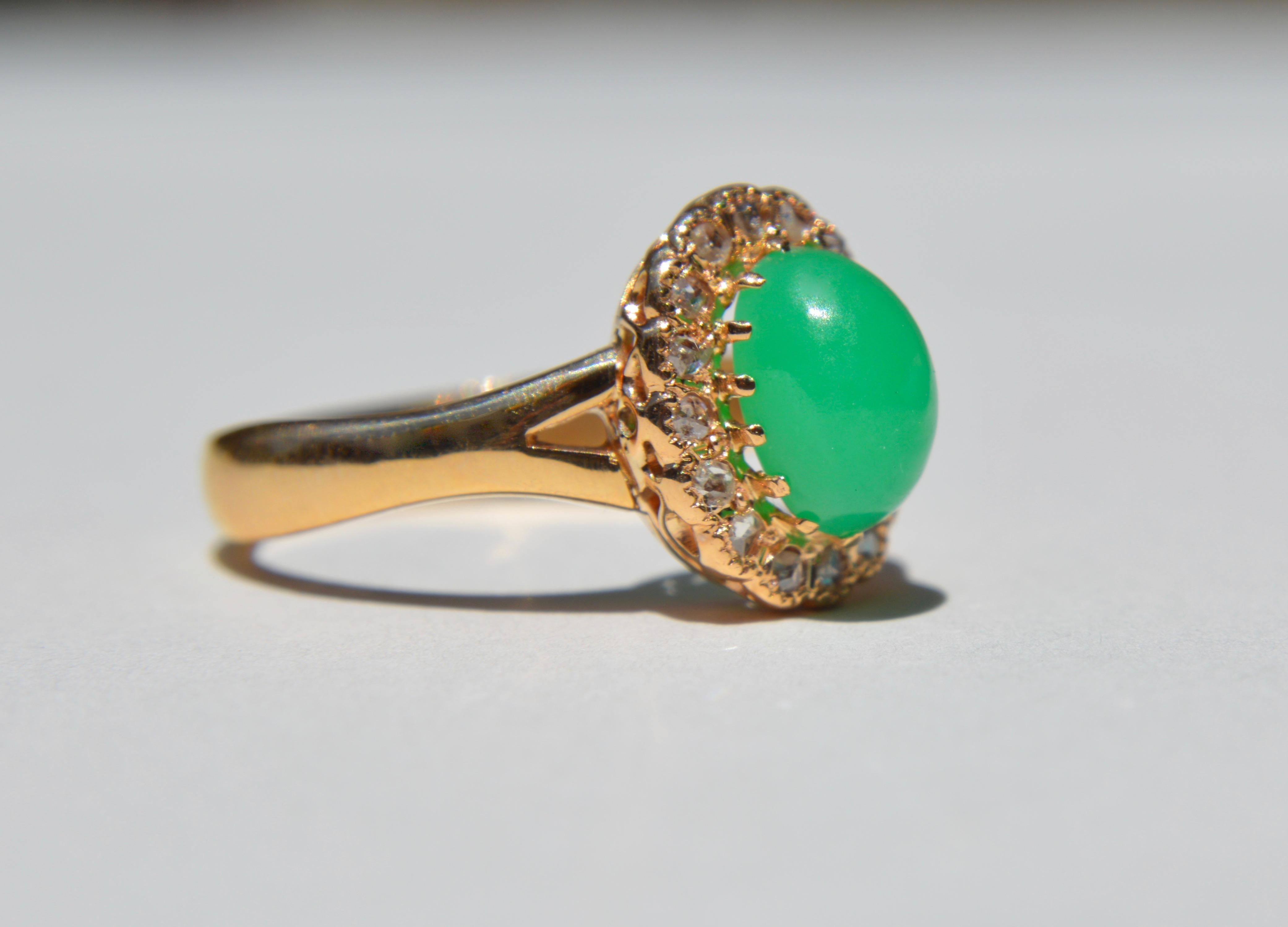 Gorgeous 1940s vintage 14K yellow gold ring with 1.40 carat chrysoprase cabochon surrounded by 16 sparkling, clean and white rosecut diamonds, 1.3mm each in diameter. Size 6.75, can easily be resized by a jeweler. In very good condition. Diamonds