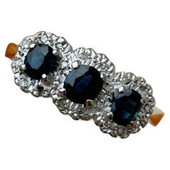Bague vintage en or jaune 18 carats à triple grappe de saphirs et de diamants