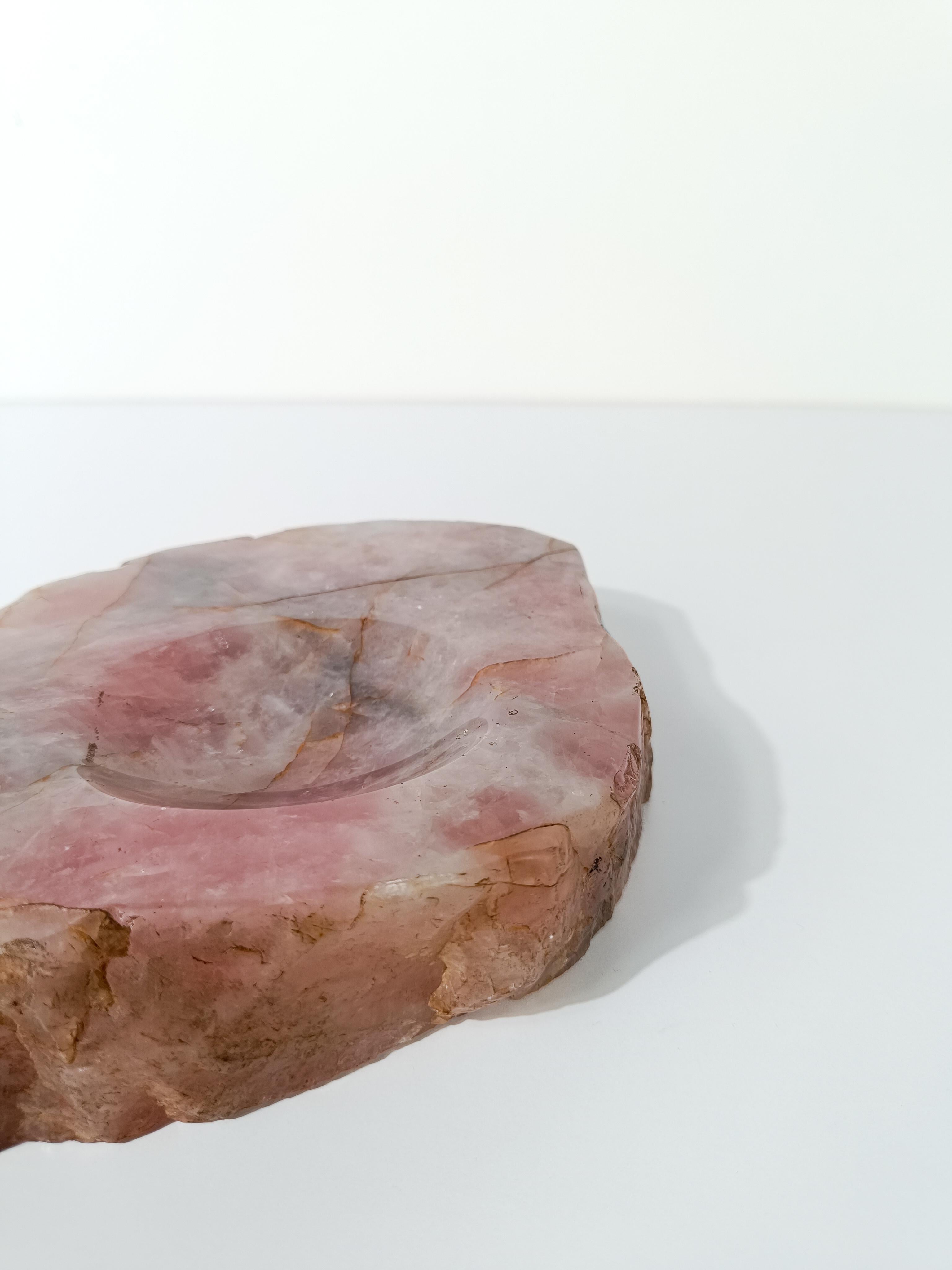 Chunky Aschenbecher aus natürlichem geschnitztem Rosenquarz mit organischen Rohkanten im Vintage-Stil im Angebot 3