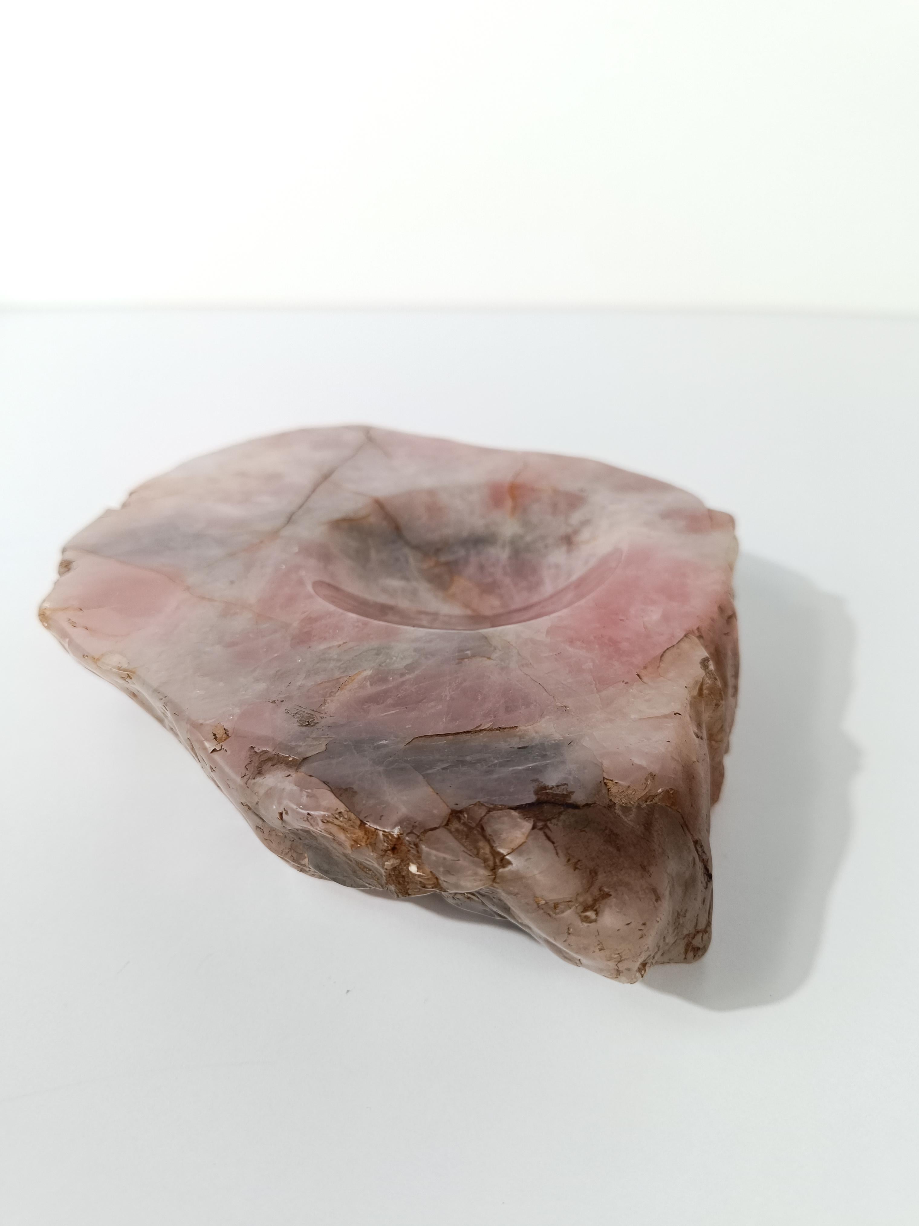 Chunky Aschenbecher aus natürlichem geschnitztem Rosenquarz mit organischen Rohkanten im Vintage-Stil im Angebot 5