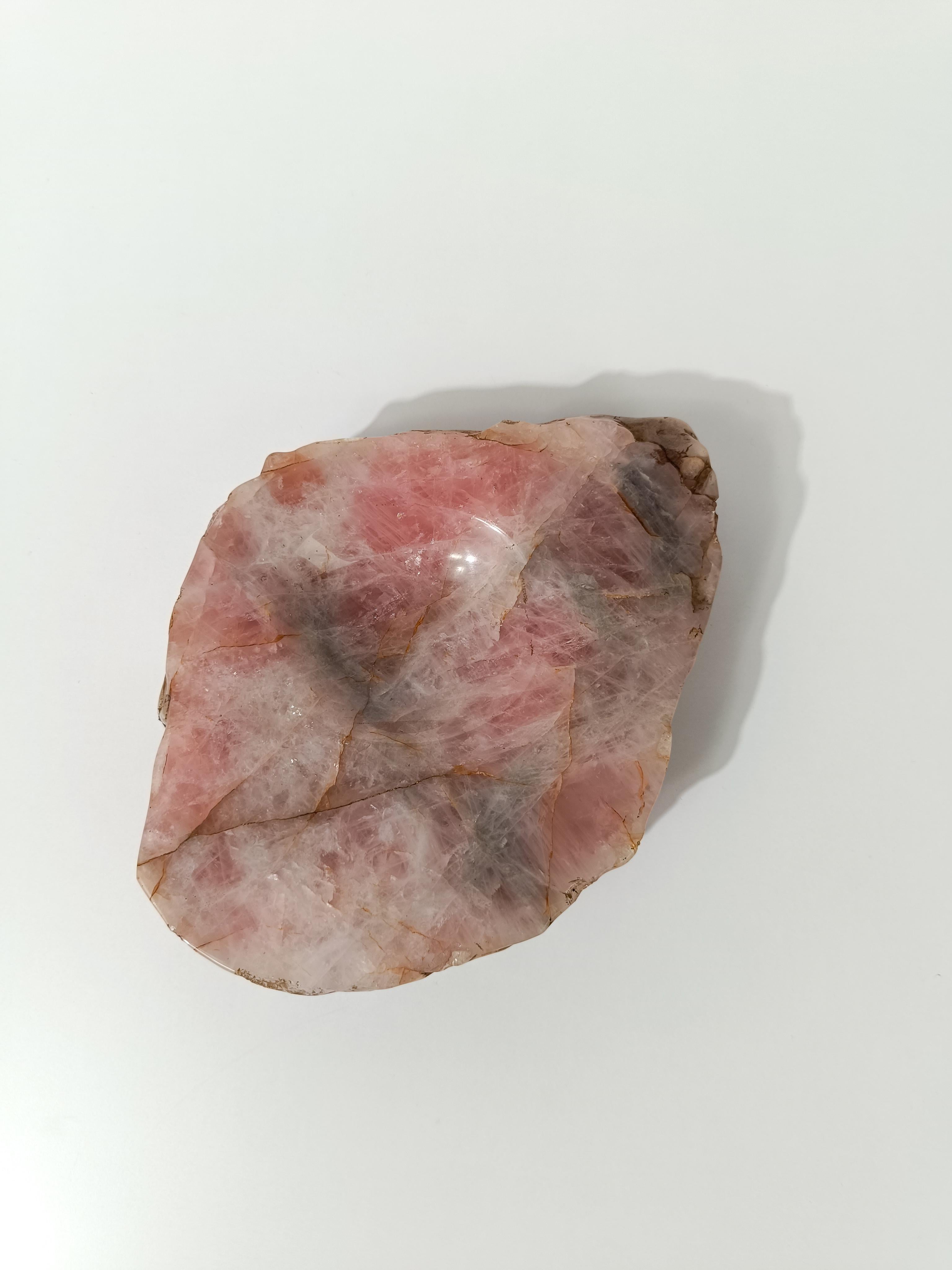 Chunky Aschenbecher aus natürlichem geschnitztem Rosenquarz mit organischen Rohkanten im Vintage-Stil im Angebot 6