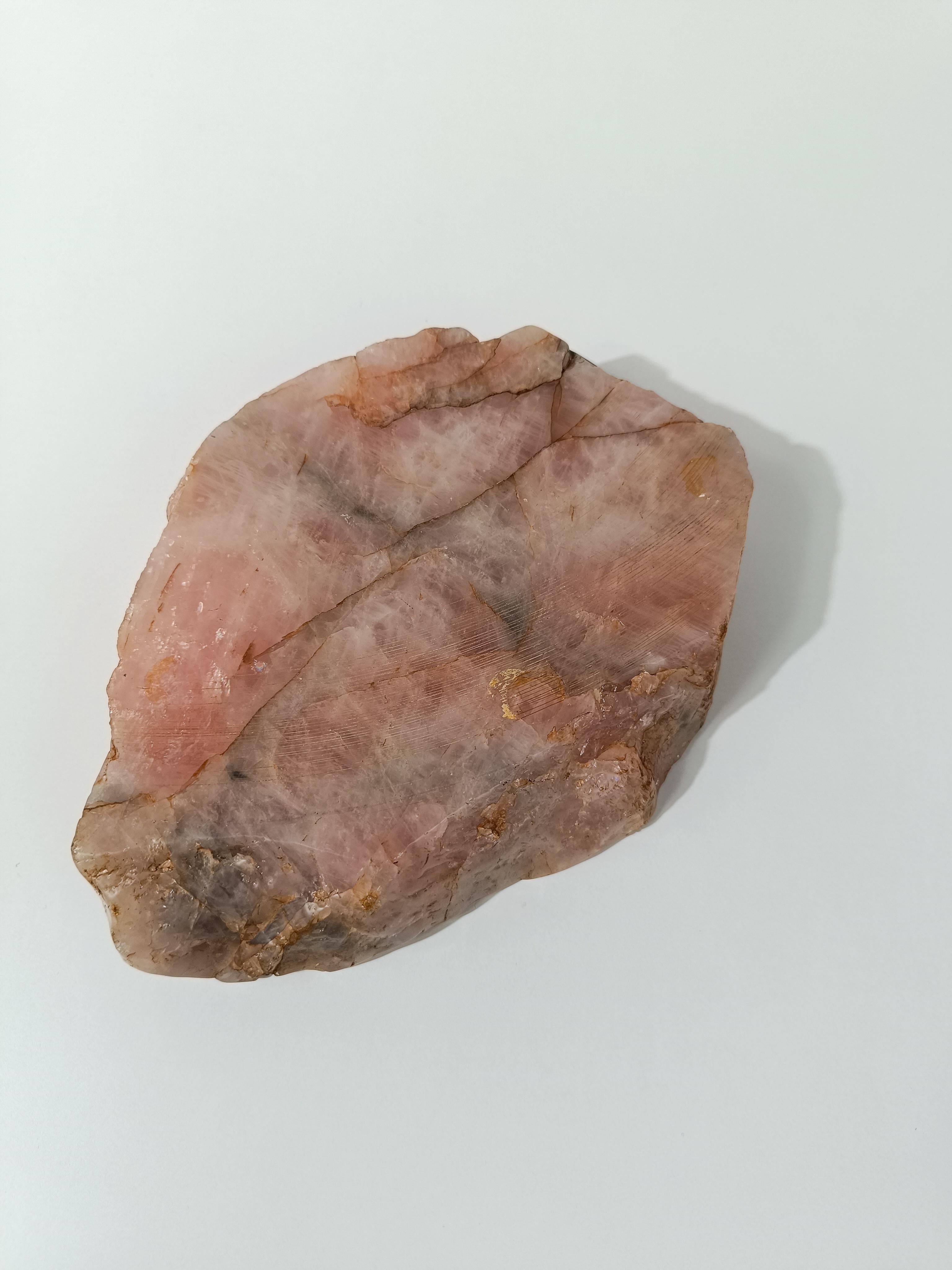 Chunky Aschenbecher aus natürlichem geschnitztem Rosenquarz mit organischen Rohkanten im Vintage-Stil im Angebot 7
