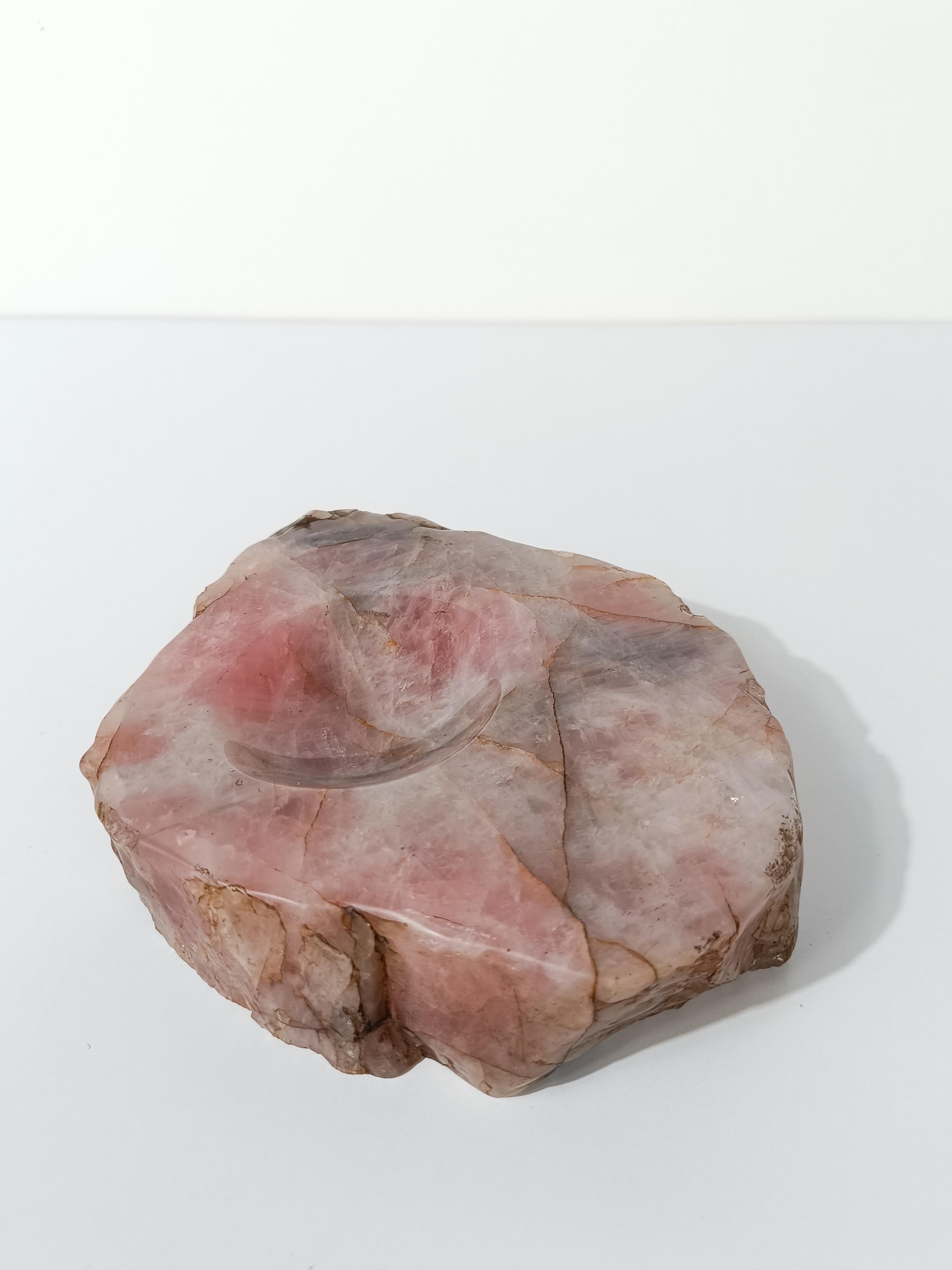 Chunky Aschenbecher aus natürlichem geschnitztem Rosenquarz mit organischen Rohkanten im Vintage-Stil (Geschnitzt) im Angebot