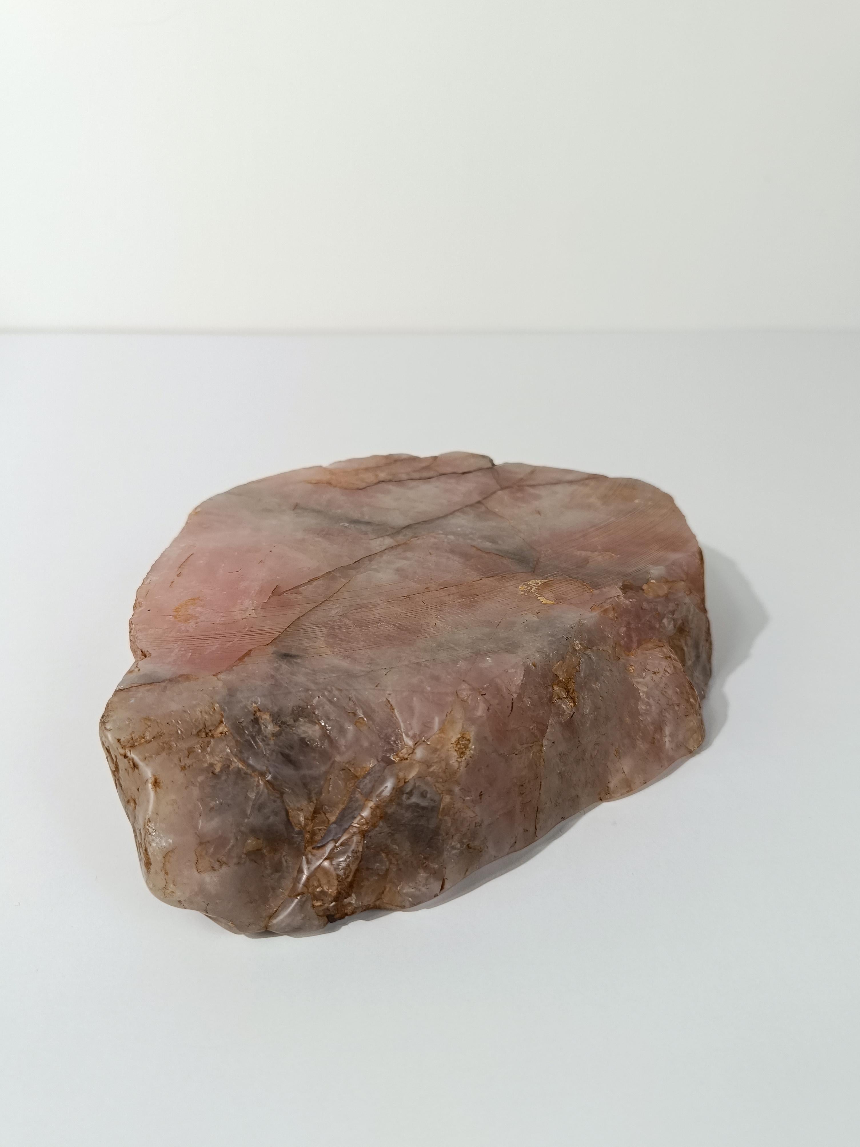 Chunky Aschenbecher aus natürlichem geschnitztem Rosenquarz mit organischen Rohkanten im Vintage-Stil im Zustand „Gut“ im Angebot in Roma, IT