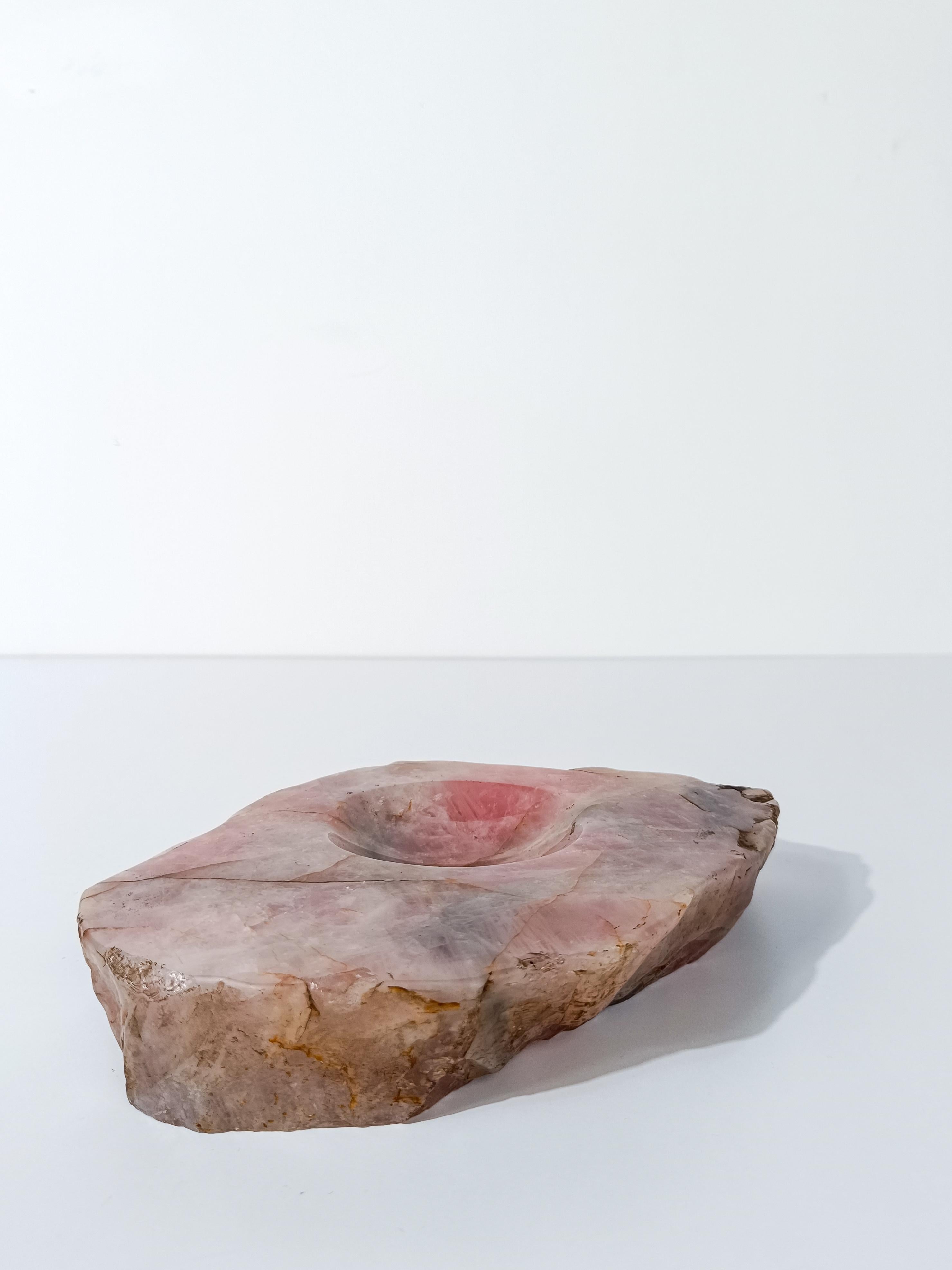 Chunky Aschenbecher aus natürlichem geschnitztem Rosenquarz mit organischen Rohkanten im Vintage-Stil im Angebot 2