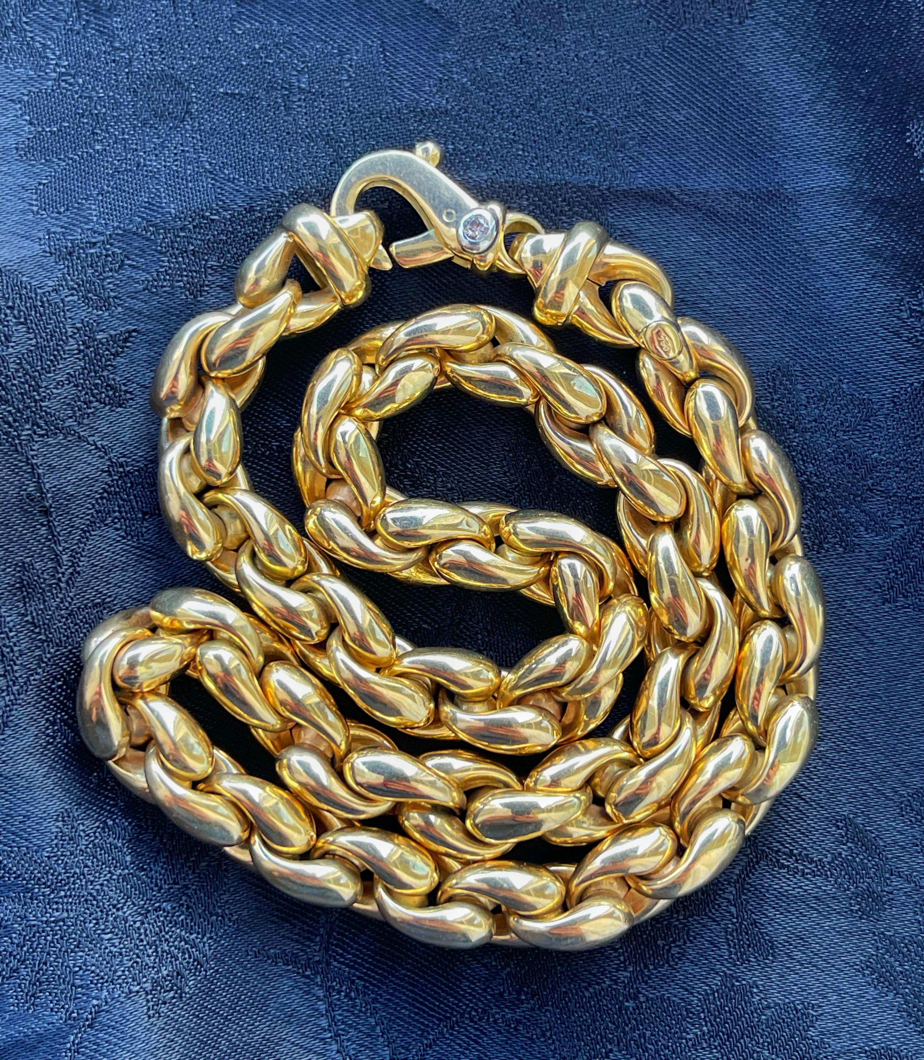 Ein wunderschönes massives, klobiges Kettchen aus 18K Gelbgold. Dieses wunderbare Accessoire besteht aus 58 massiven Goldkettengliedern + 2 neben dem Schließfach und dem Schließfach selbst.  Das Schließfach ist mit einem 0,1-Karat-Diamanten