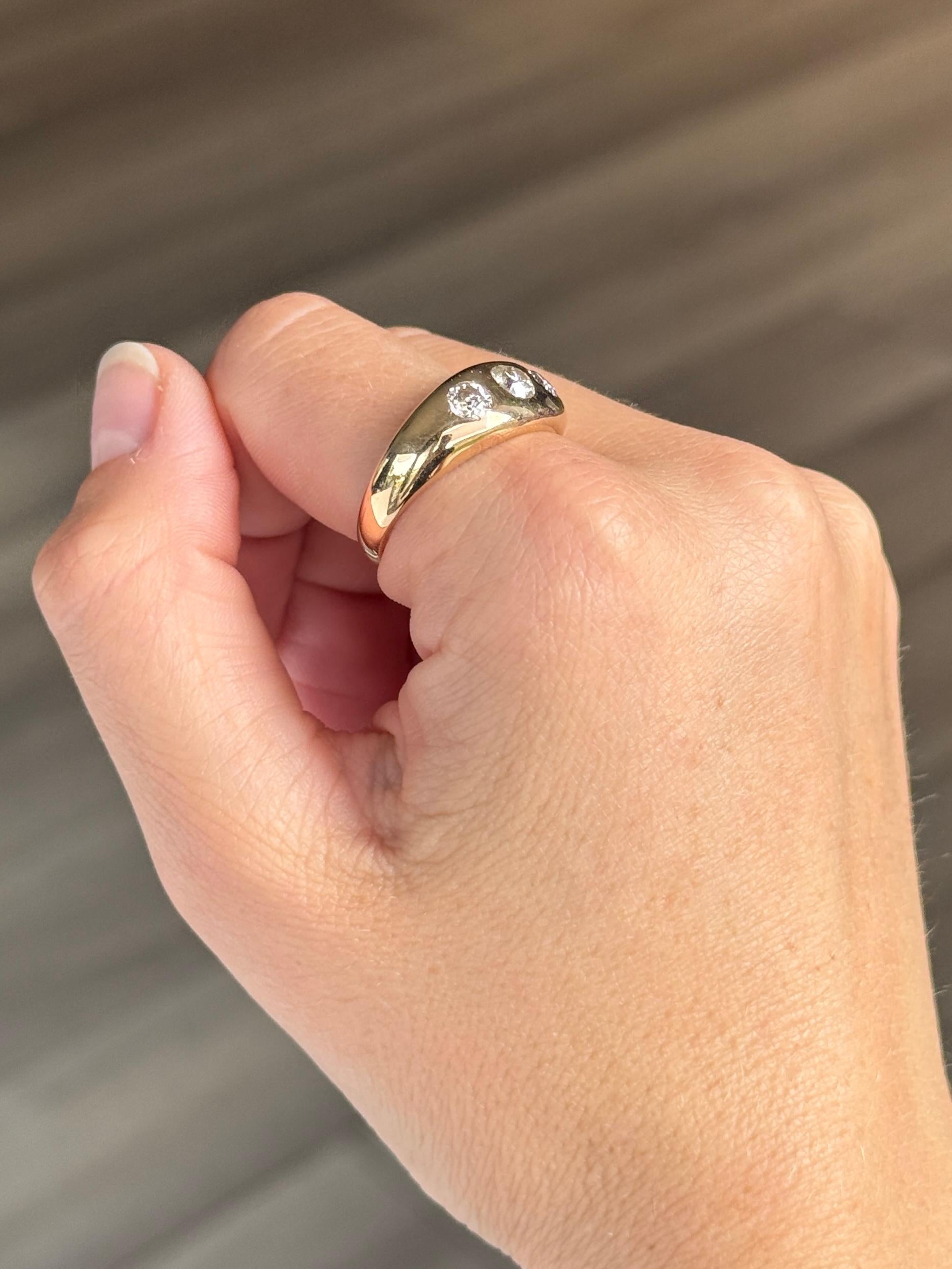 Questa splendida fascia in oro 18 carati contiene tre diamanti scintillanti per un totale di 1 carato, con la pietra centrale di 40 carati. Sono luminosi e hanno un'incantevole lucentezza.

Misura dell'anello: U o 10
Larghezza della banda: 9 mm