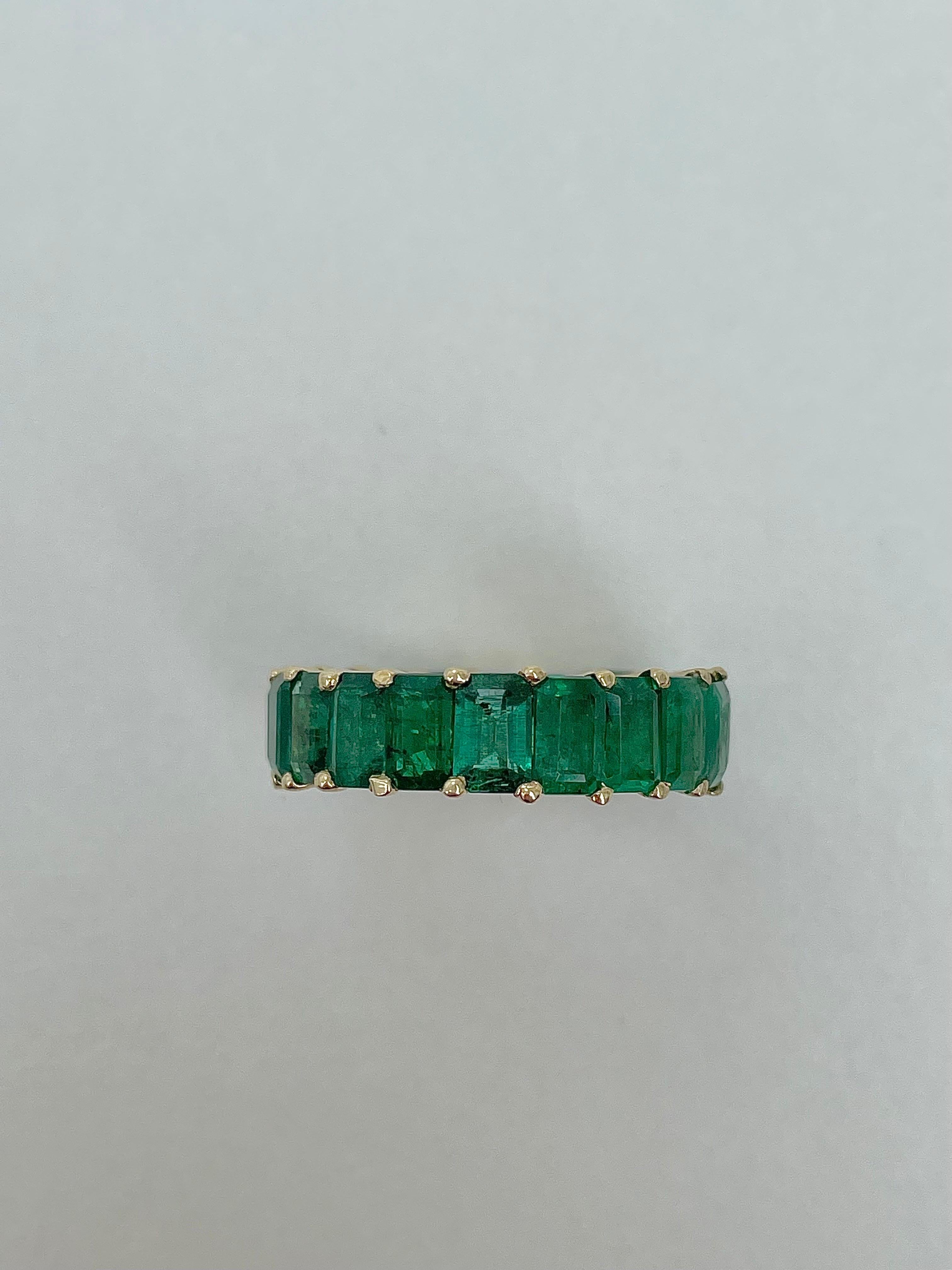 Vintage Chunky Emerald Full Eternity Ring in Yellow Gold In Good Condition In Chipping Campden, GB