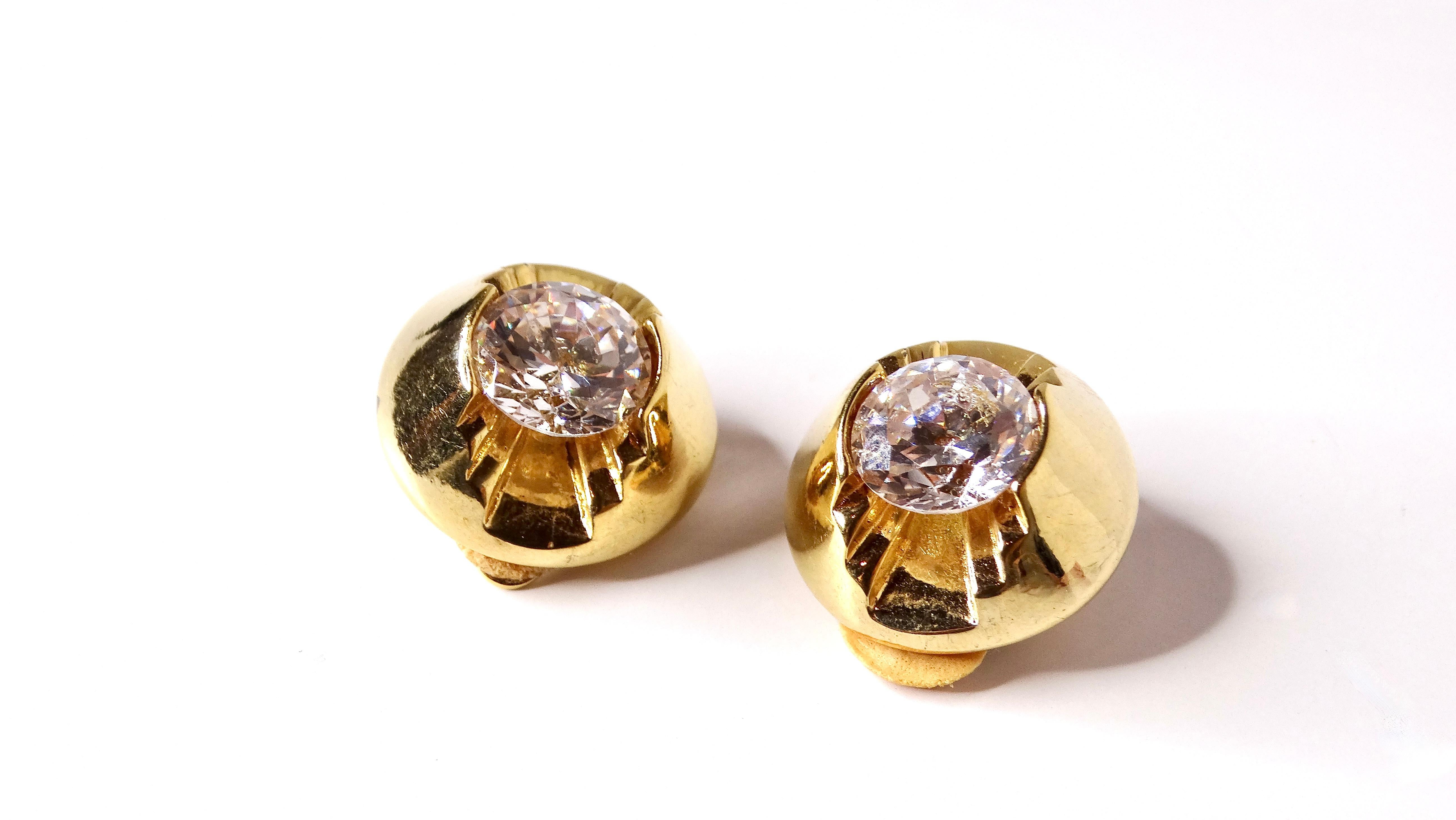 Eleva tu colección de joyas con estos pendientes de clip con tachuelas geométricas vintage de cristal y baño de oro de 14k. Con un diseño llamativo, estos pendientes presentan un atrevido grabado geométrico adornado con una brillante cristalina que