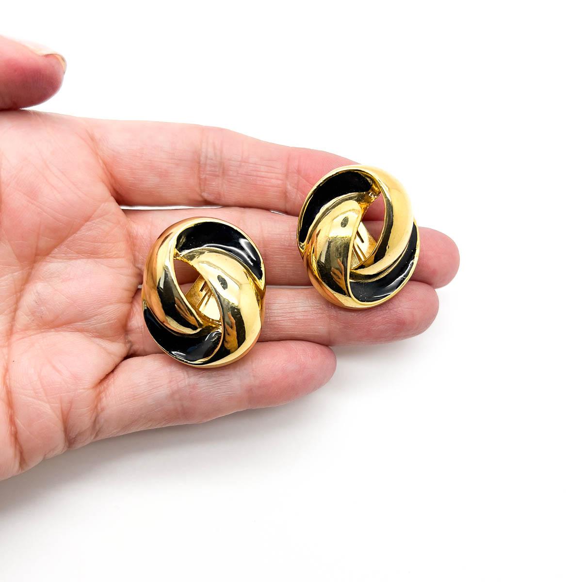 A Pair of Vintage Gold & Black Knot Earrings. A chunky knot in the most eternal colour combo of lustrous gold and opulent black. Whatever you wear these will add an eternally stylish touch.
An unsigned beauty. A rare treasure. Just because a jewel