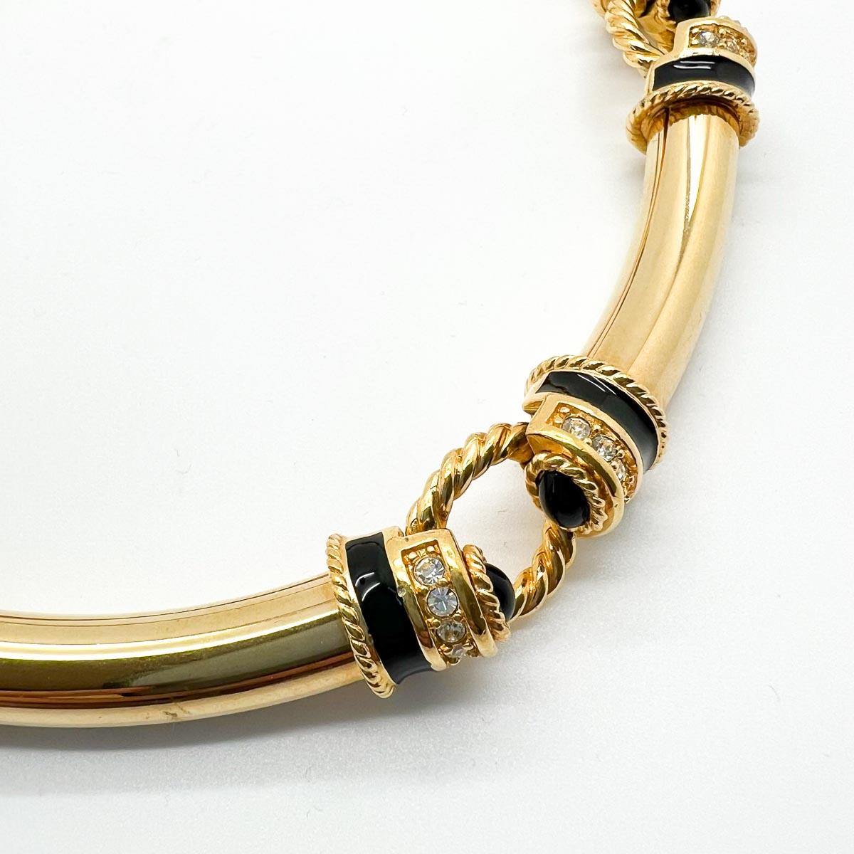 A Vintage Gold Tubular Necklace. A perfect style classic. The lustrous gold bars creating a striking design and detail to die for with cabochon stone ends and pave set crystals to add the perfect finishing touch.
An unsigned beauty. A rare treasure.