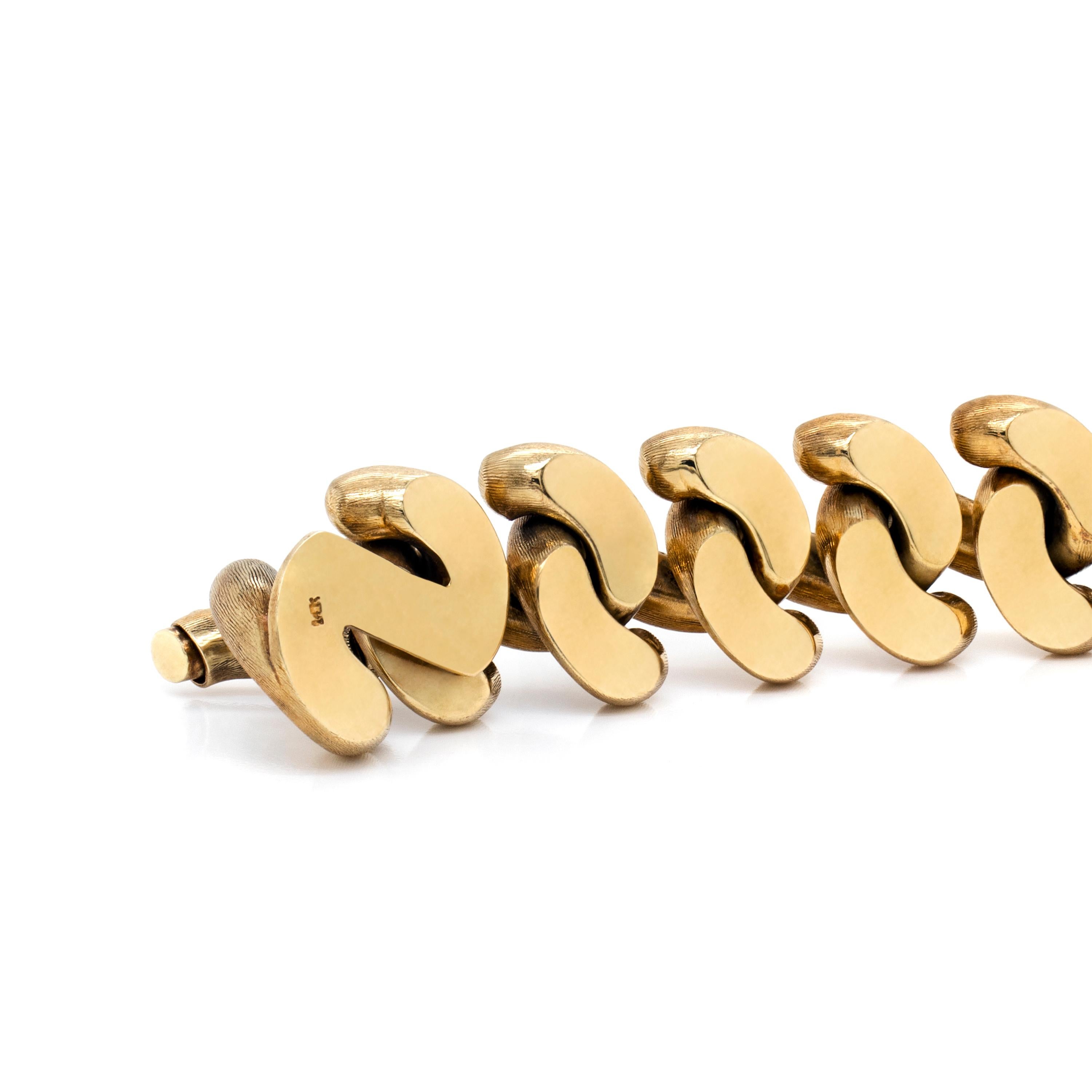 Retro Vintage Chunky Hook Link 14 Carat Yellow Gold Bracelet, Circa 1960's For Sale