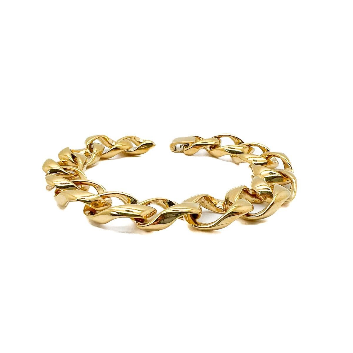 Una pulsera vintage de eslabones gruesos de los años 90. Un brillante baño de oro y un eslabón atemporal: esta pieza gloriosamente bien hecha añadirá siempre el toque final perfecto a tu look.
Una belleza sin firmar. Un raro tesoro. Que una joya no