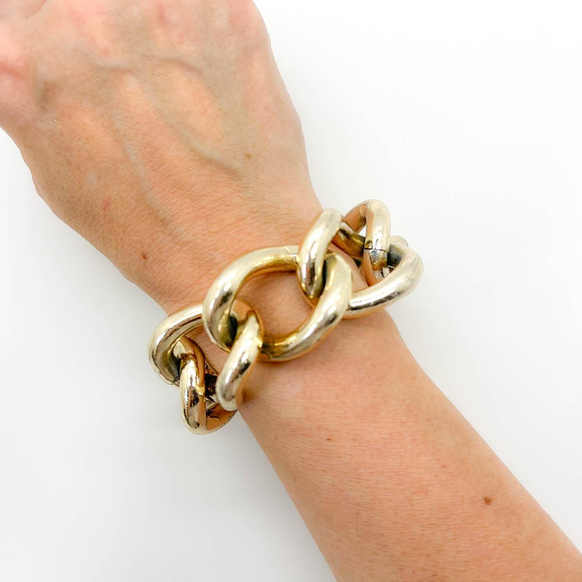 Una gran pulsera de eslabones gruesos vintage. En un color dorado muy pálido y con eslabones gigantes, es una firma de estilo de gran aspecto.
Una belleza sin firmar. Un raro tesoro. Que una joya no lleve el nombre de un diseñador no significa que