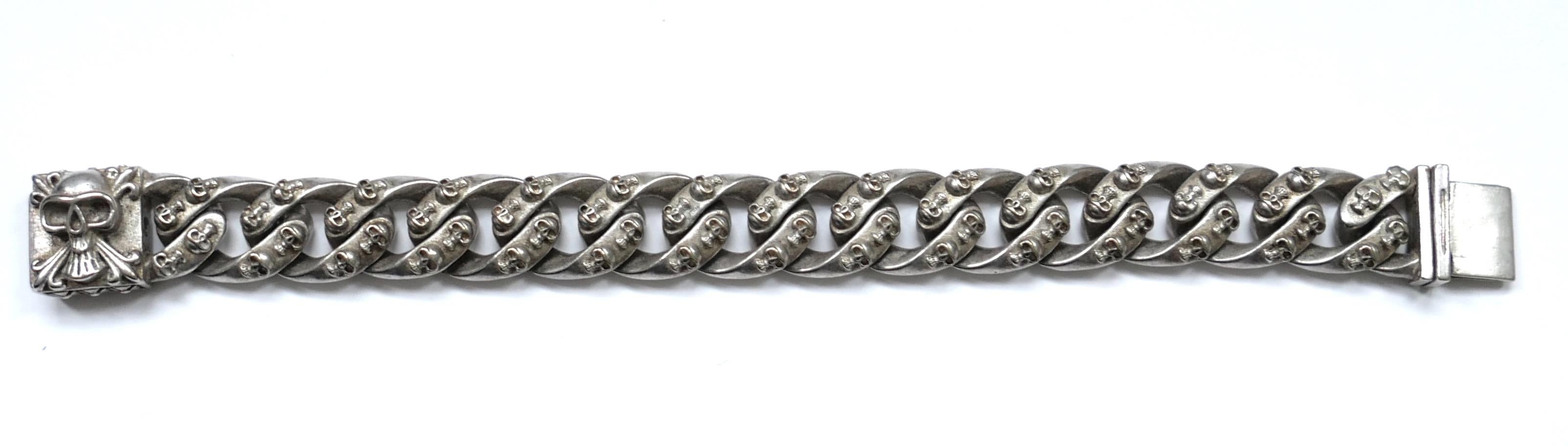 Assolutamente favoloso, rarissimo bracciale vintage con teschio. Realizzato in argento sterling 925 e modellato in modo splendido con piccoli teschi e una grande chiusura a forma di teschio. Si tratta di un pezzo consistente: pesa 90g ed è lungo 9