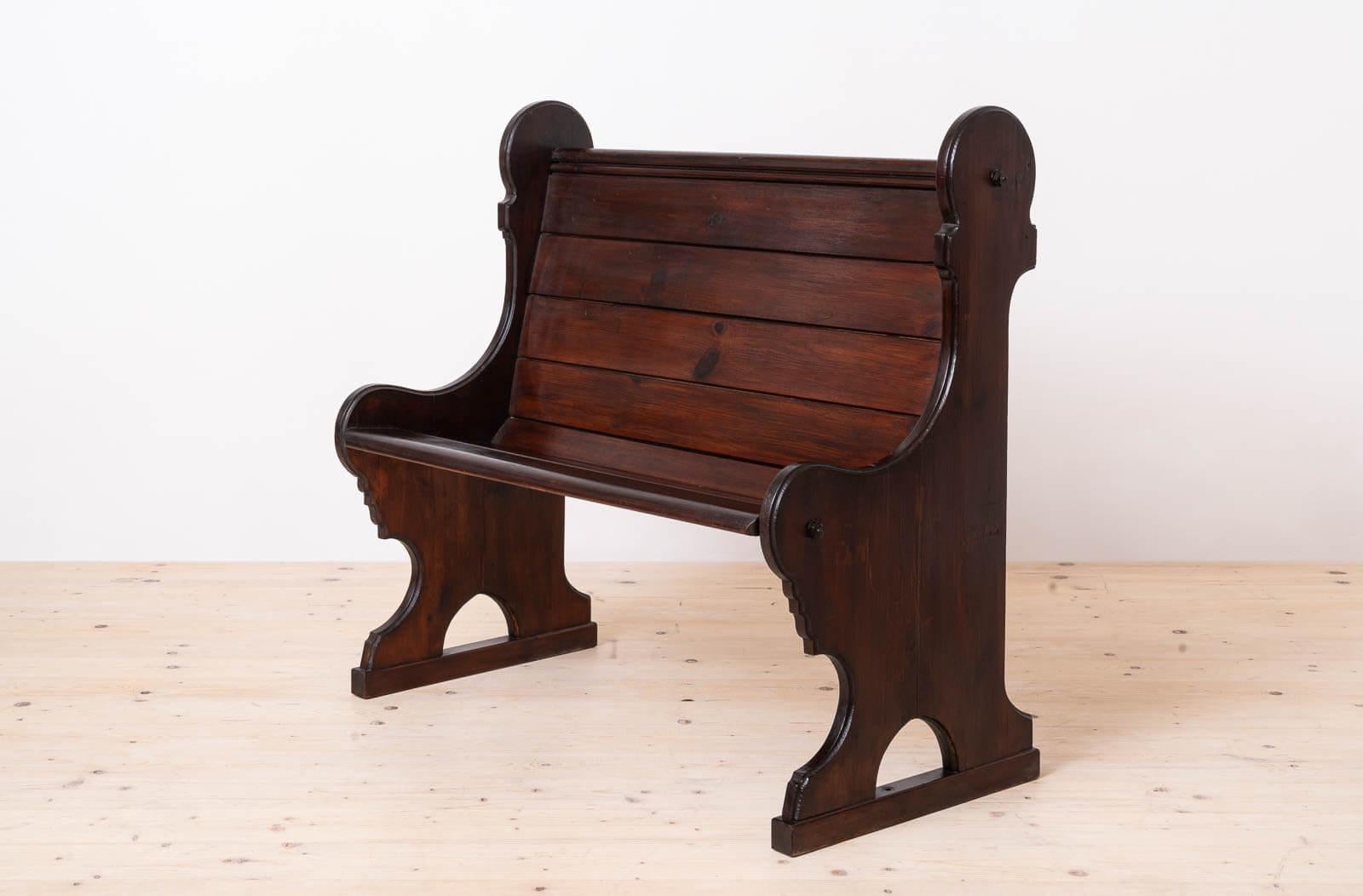 Banc d'église vintage fabriqué au 20ème siècle. Le banc est en bois massif et fait l'objet d'une restauration subtile, préservant la patine d'origine et le charme de cette pièce unique. Il est stable et la surface est recouverte de cire. Une pièce