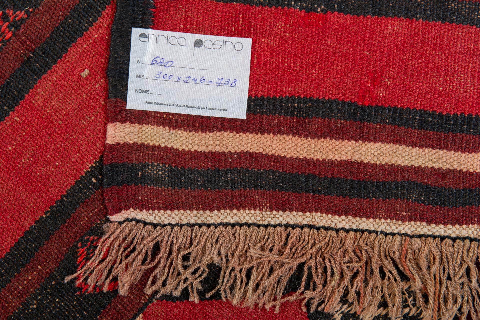 Bright colors for this atypical old carpet from the tribal tents of the Balucestan, before the Russian invasion.
Its usual dark colors, used to rest the eyes from the strong light of he plateau, has been replaced here by a more lively red,