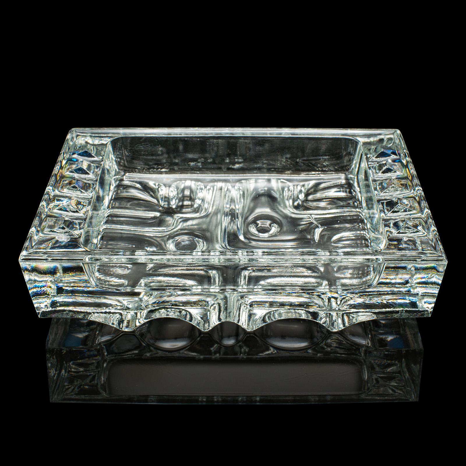 
Se trata de un cenicero de puros vintage. Bandeja decorativa checa de cristal de Bohemia, de finales del siglo XX, hacia 1970.

Fino cristal de diseño bohemio para apoyar puros sobre él
Muestra una deseable pátina envejecida y en buen estado en