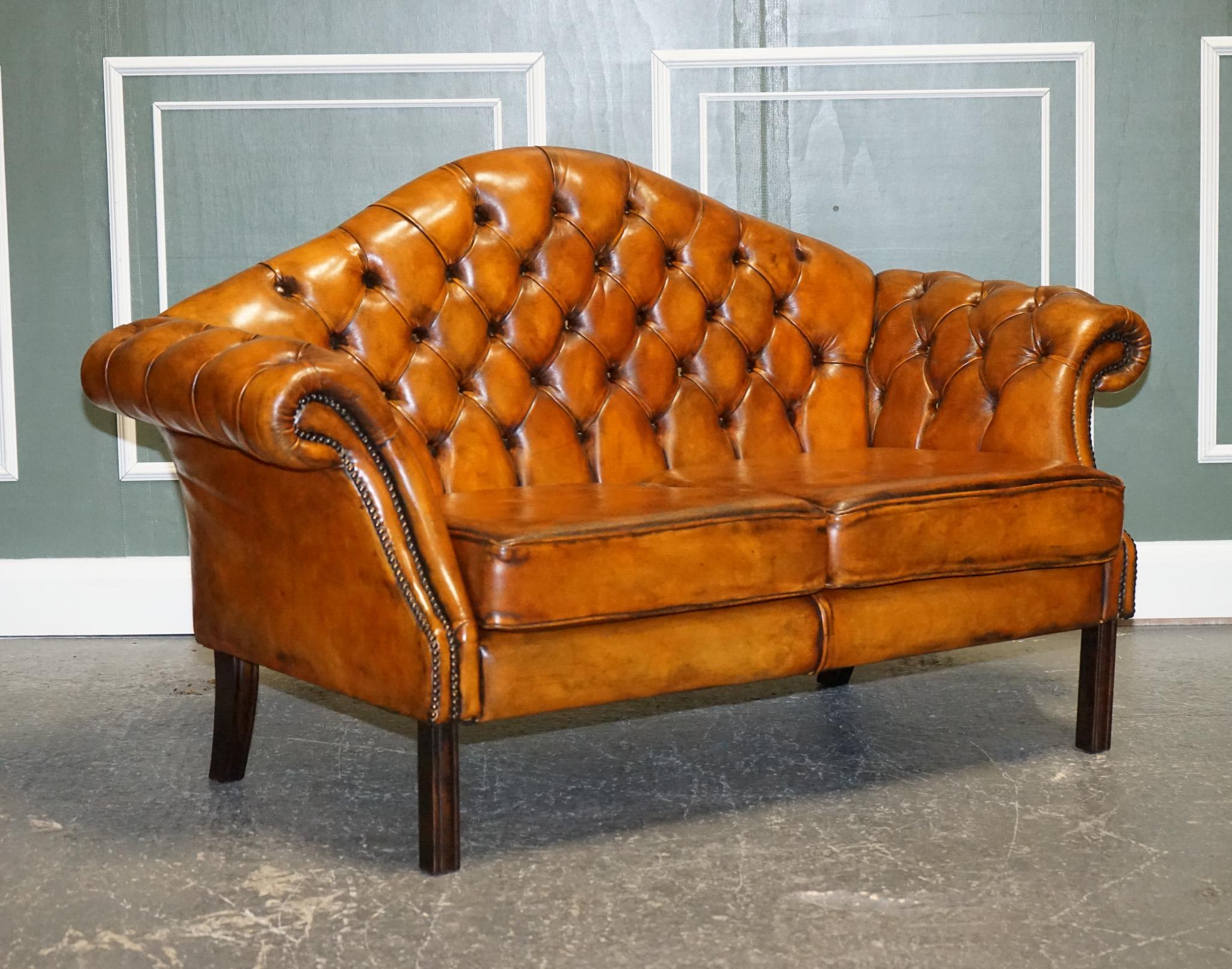 We are excited to present this vintage cigar brown hand-dyed leather camel back chesterfield two seater sofa.

A very classic design with a lovely colour.
The sofa is fully buttoned, only not the seat cushions.
The leather has been washed back,