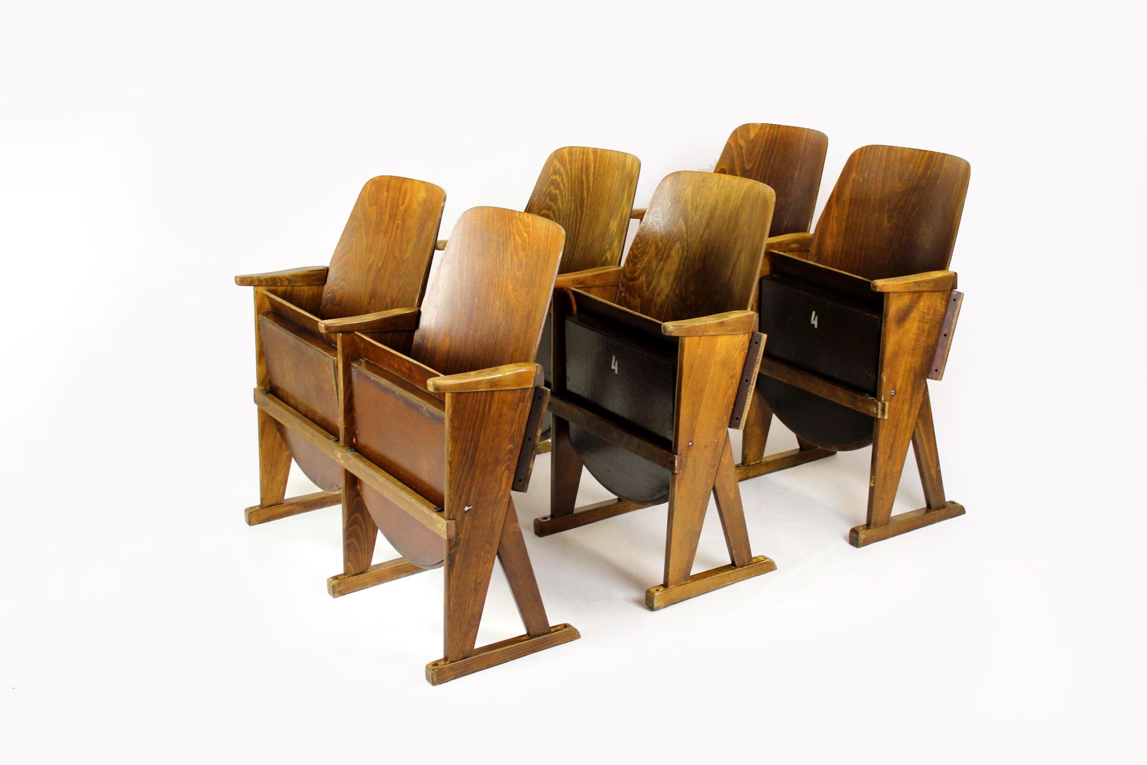 
Sièges de cinéma originaux fabriqués par TON (anciennement Thonet) dans les années 1960, ensemble de trois sièges à deux places (6 chaises). Fabriqué en bois de hêtre et en contreplaqué cintré. Conservé en bon état d'origine avec patine