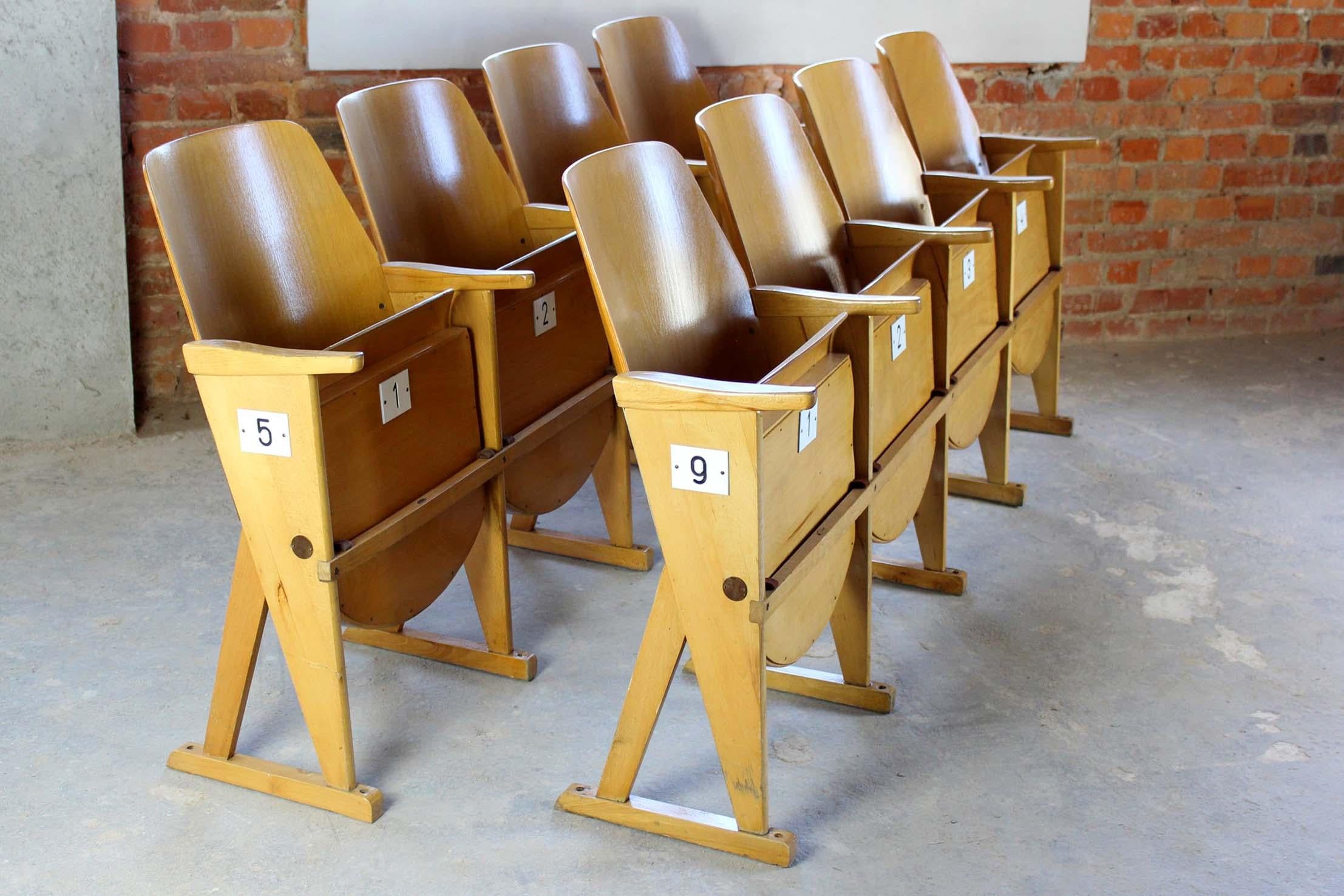 Set di 13 sedie da cinema di TON (ex Thonet) degli anni '60, disposte in configurazioni da 2, 3, 4 e 4 posti. Realizzate in legno di faggio e compensato curvato, queste sedie sono in buone condizioni originali con una bella patina vintage. Perfetto