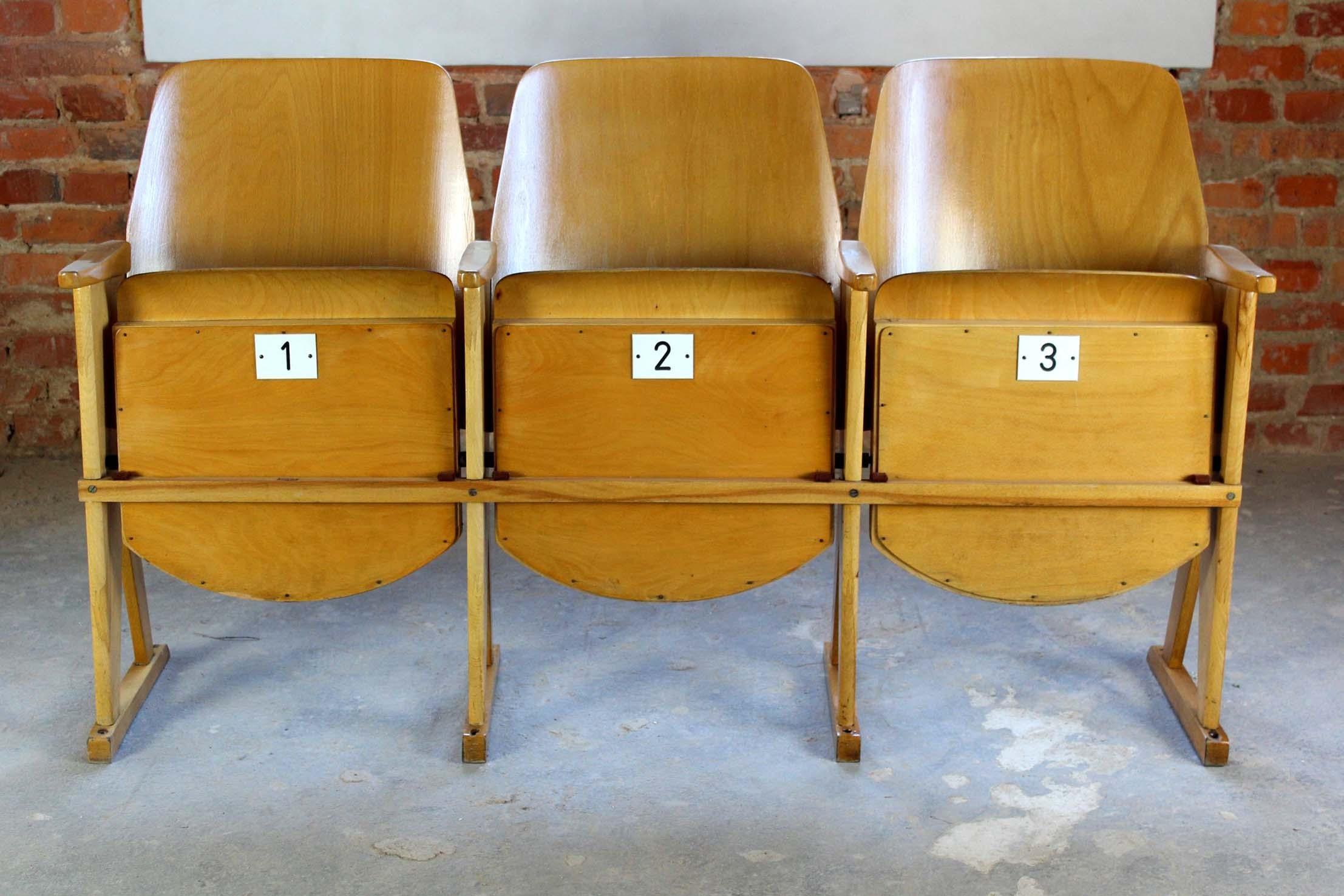Mid-Century moderno Sedie da cinema vintage di Ton (Thonet), anni '60, set di 13 pezzi in vendita