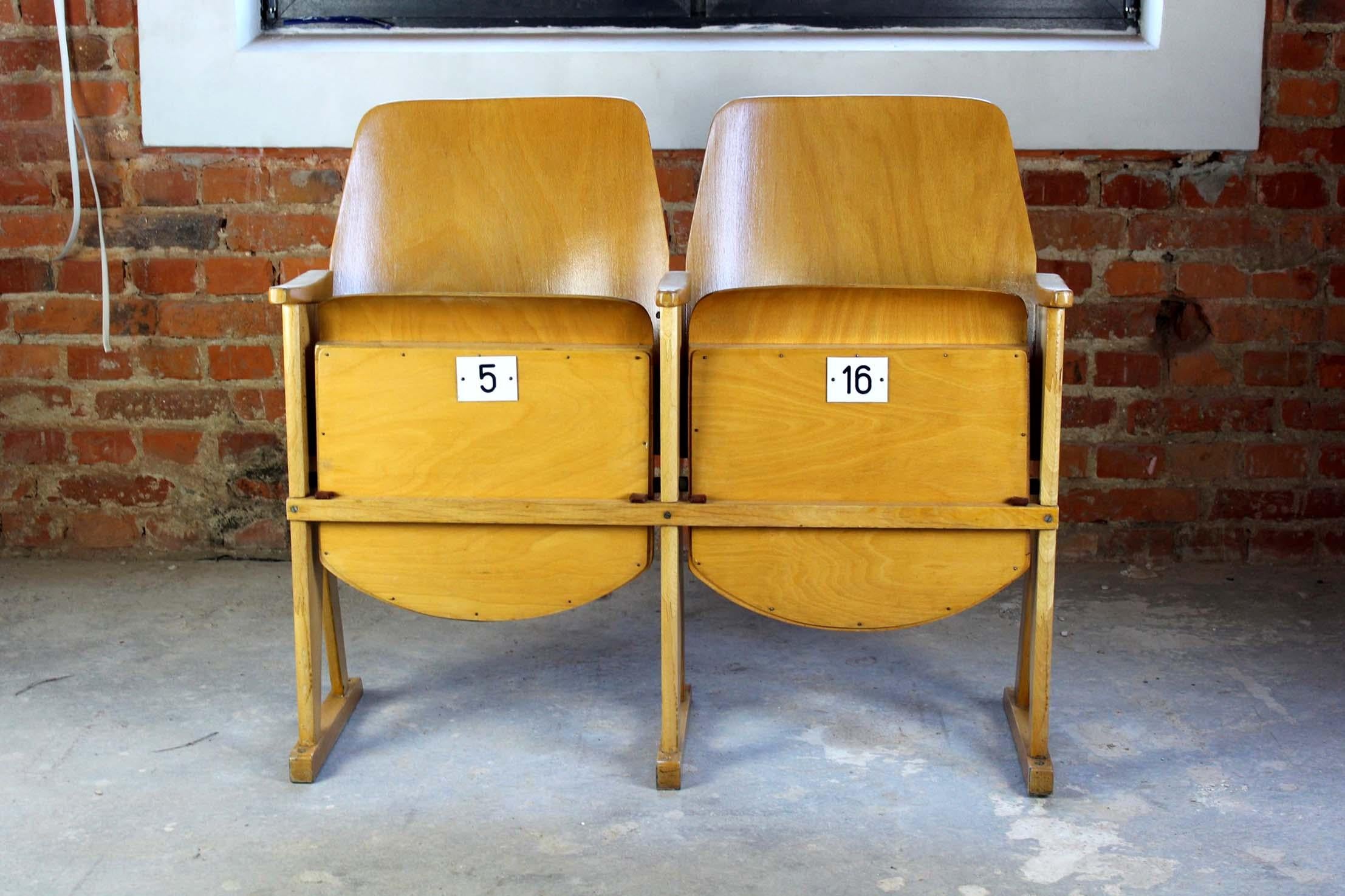 Sedie da cinema vintage di Ton (Thonet), anni '60, set di 13 pezzi In condizioni buone in vendita a Żory, PL