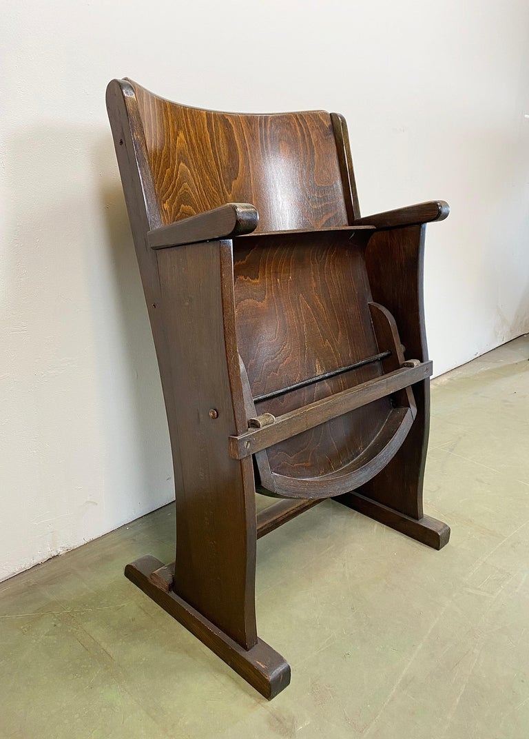 This cinema seat was produced by Ton (former Thonet) in Czechoslovakia during the 1950s. The chair is stabile and can be placed anywhere. It is completely made of wood (partly solid wood, partly plywood). The seat fold upwards. The weight of the