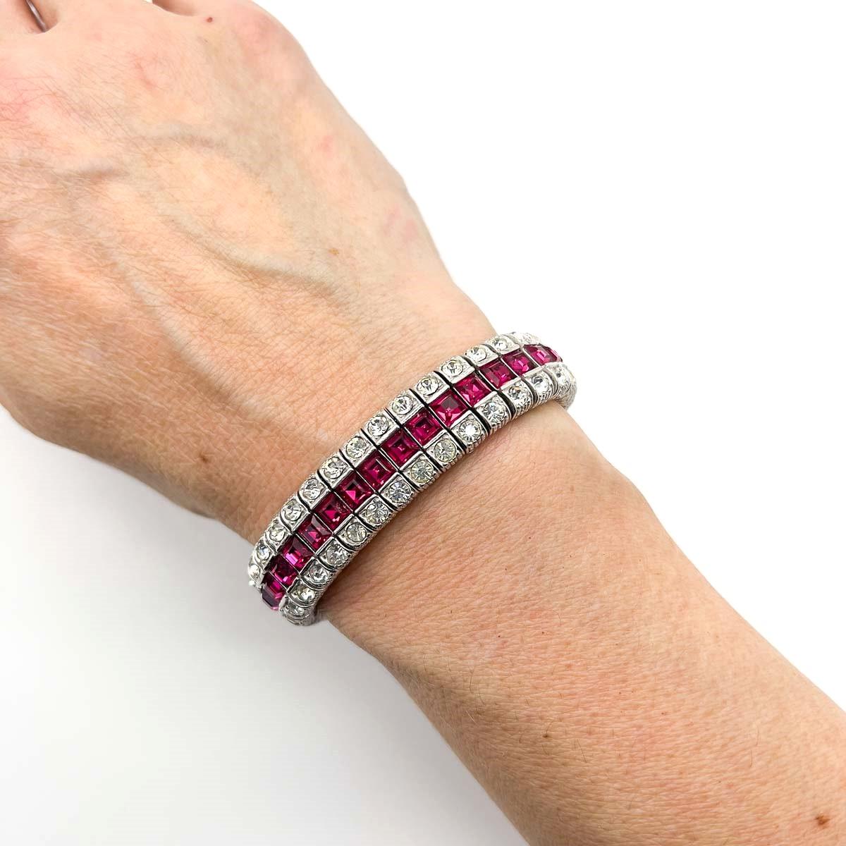 Una pulsera vintage de rubíes Ciner Deco. Meticulosamente elaborada por una de las pioneras de la bisutería americana, esta pieza cruza la línea con todo el aspecto de la joya fina que la inspiró. Influenciada por los estilos de platino del periodo