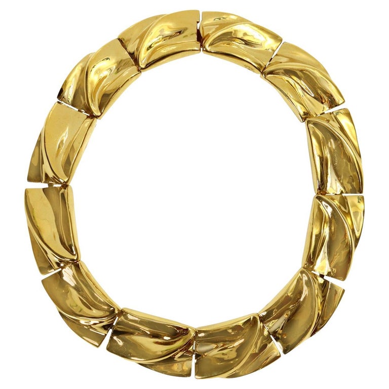 Vintage Ciner Gold Link  Choker Necklace.  Long Links with a Pattern Swirled through the Middle of the Link.  THis is a classic necklace that everyone should have in their arsenal as you can quickly pull together an outfit with this on. Will always