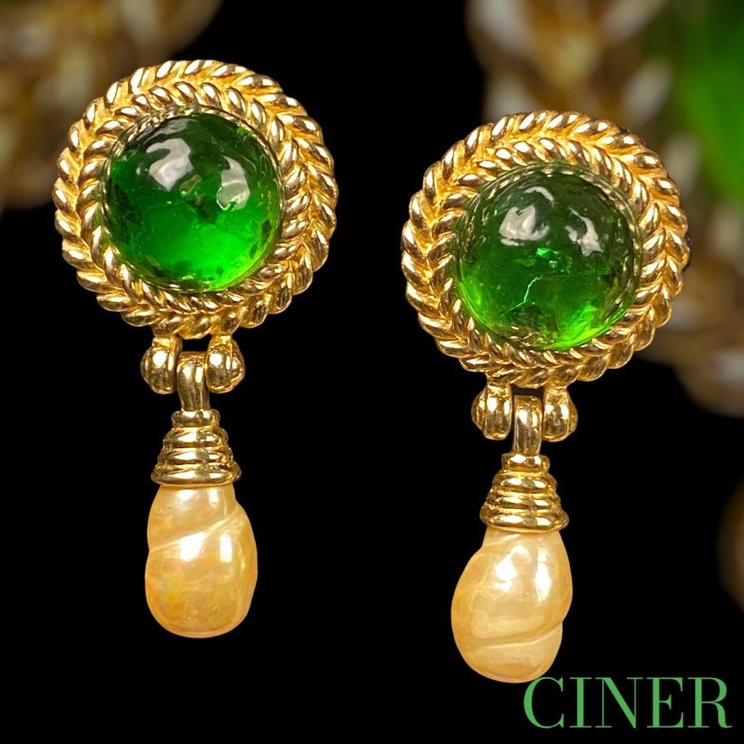 They are absolutely sublime, in immaculate condition, in glass and pearl Gripoix Golden metal, they are highly marvellous. Collectable

I am a partner with French experts group , recognized by the PayPal buyer’s protection and by the Ministry of