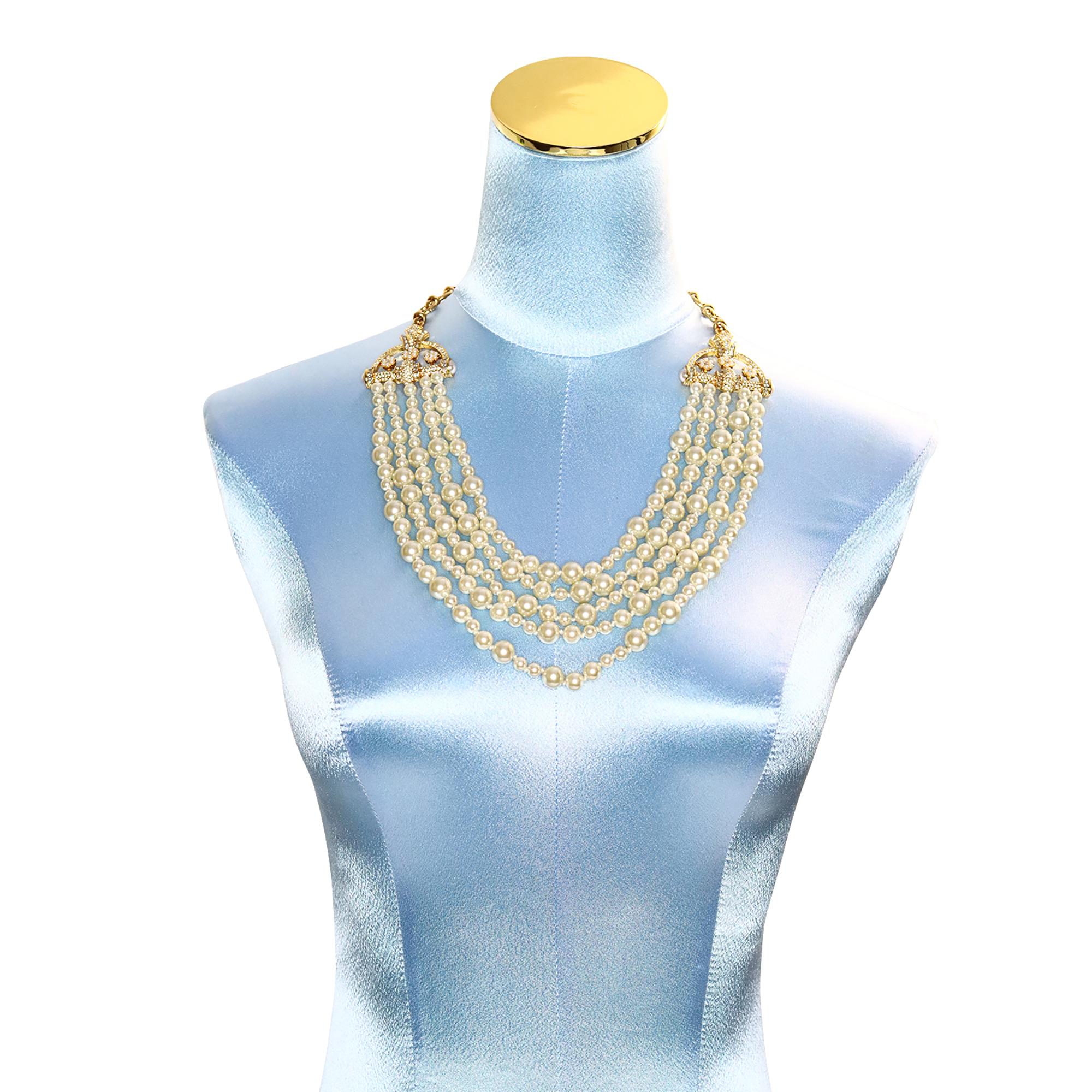 Collana vintage Ciner for Joan Rivers con perle finte e diamanti a 4 fili. Presenta due dettagliati diamanti su entrambi i lati, in tonalità oro, che collegano i tre fili di perle finte. Un pezzo incantevole. Questo pezzo sembra incredibilmente