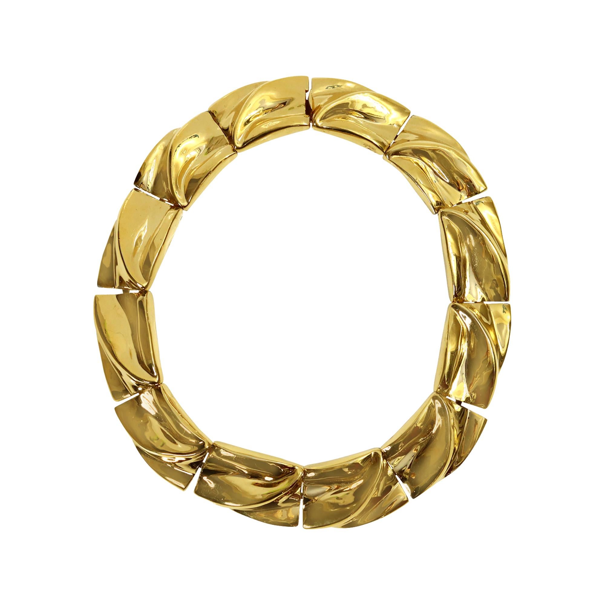 Vintage Ciner Gold Link  Choker Necklace.  Long Links with a Pattern Swirled through the Middle of the Link.  This is a classic necklace that everyone should have in their wardrobe, as it allows you to quickly pull together an outfit. It will always