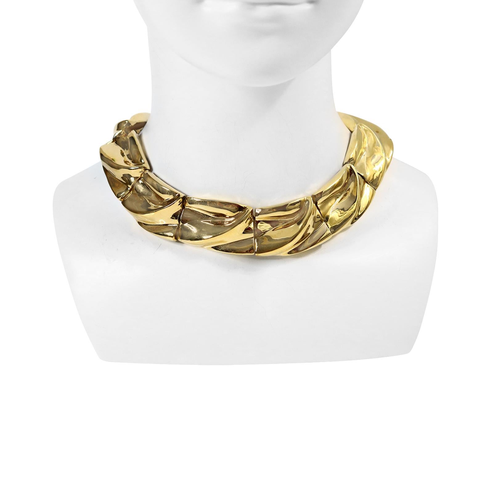 Vintage Ciner Gold Link  Collier ras du cou.  Longs maillons avec un motif tourbillonnant au milieu du maillon.  Il s'agit d'un collier classique que tout le monde devrait avoir dans sa garde-robe, car il permet d'assembler rapidement une tenue. Il